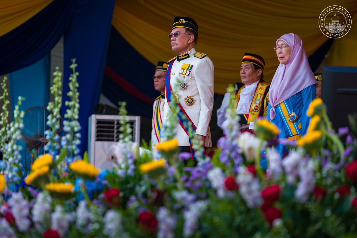 anwaribrahim's tweet photo. Saya dan Azizah menghadiri Istiadat Perbarisan Sempena Sambutan Hari Pahlawan Negara 2026 di Dataran Pahlawan Negara hari ini, bagi mengenang jasa dan pengorbanan para pahlawan yang telah mempertahankan kedaulatan serta keamanan negara.

Persembahan pantomim Darah Pahlawan Ulu Legong cukup menyentuh hati, mengangkat kembali kisah keberanian tujuh anggota keselamatan yang gugur dalam pertempuran menentang pengganas komunis di Ulu Legong, Baling, Kedah pada 29 Oktober 1981.

Saya turut menyampaikan penghargaan kepada Prebet Md Said Adam yang terselamat dalam peristiwa itu, Pegawai Pemerintah 22 Rejimen Askar Melayu Diraja (22 RAMD), Lt Kol Hamzah Othman, serta waris anggota yang terlibat.

Sesungguhnya, keamanan yang kita nikmati hari ini bukan hadir dengan mudah, tetapi lahir daripada keberanian, kesetiaan dan pengorbanan para pahlawan negara. Jasa mereka akan terus terpahat dalam ingatan dan menjadi amanah untuk kita mempertahankan kedaulatan tanah air.

Selamat Hari Pahlawan 2026. Semoga Allah SWT merahmati roh para pahlawan yang telah gugur, mengurniakan kekuatan kepada seluruh warga Angkatan Tentera Malaysia dan pasukan keselamatan, serta memelihara Malaysia yang aman, berdaulat dan sejahtera.

#MalaysiaMADANI
#MADANIbekerja
#YakinMADANI