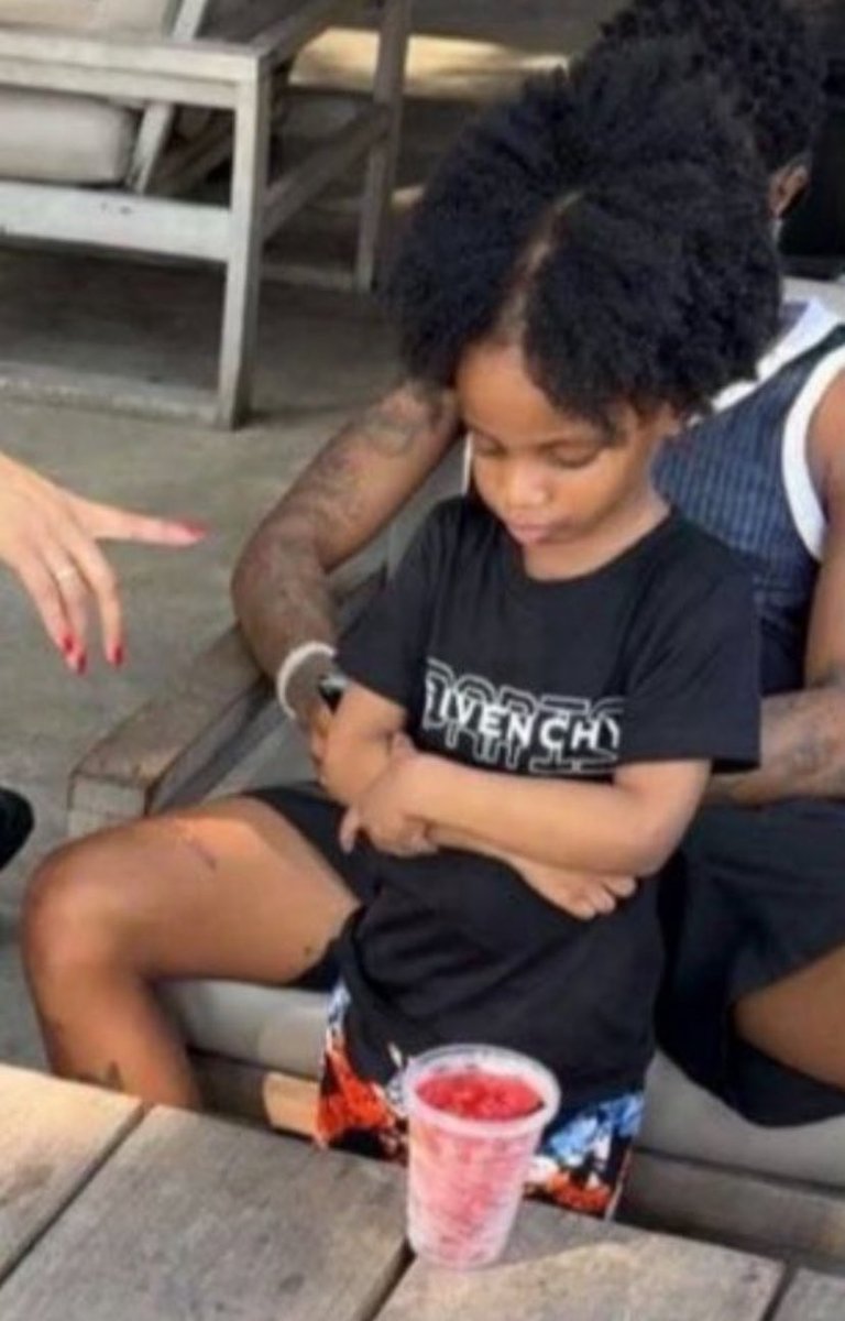 wizkidgirlie's tweet photo. Smallest bird day!! 🎂 king of memes 🤣❤️ https://t.co/WBOcjJTV9U