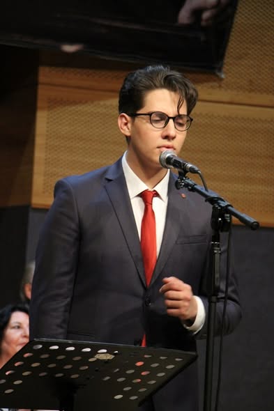 OykulerS's tweet photo. "Seyirciler ve müdürümüz beklerken kuliste büyük heyecan vardı. Çok heyecanlandı Sevgili hocalarımız ve koroyla çok emek verdik; her şeyde bir hayır varmış, evlat sahne tozunu yuttu  ve sahneye çok yakıştı! Uğurlu gelsin, herkesin yolu açık olsun.
Herkese bol şans*Saygılarımızla https://t.co/BltoL6mIpJ