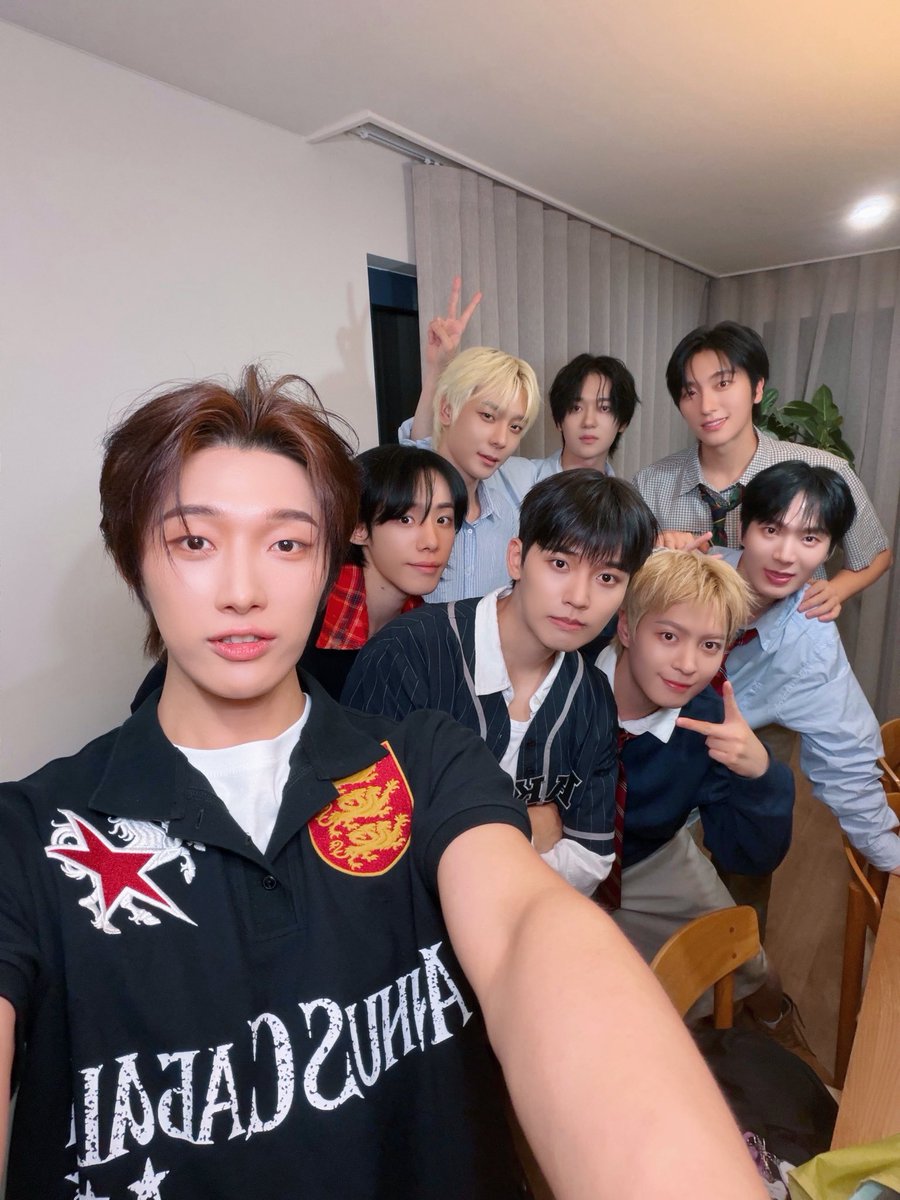 OmegaX_official's tweet photo. [📸]

OMEGA X ATHLETIC CLUB 헬로라이브 비디오콜 이벤트 📞

5주년 팬미팅에서 함께했던 순간이 아직도 선명한데, 비디오콜을 통해 포애기들을 만날 수 있어 너무 즐거웠습니다 💙

바쁜 일상 속에서도 함께 웃고 이야기할 수 있는 시간을 만들어 주어서 고마워요 💭
포애기들에게도 행복한 시간이었기를 바라요🫶

우리 또 만나요! 🥰

#OMEGA_X #오메가엑스