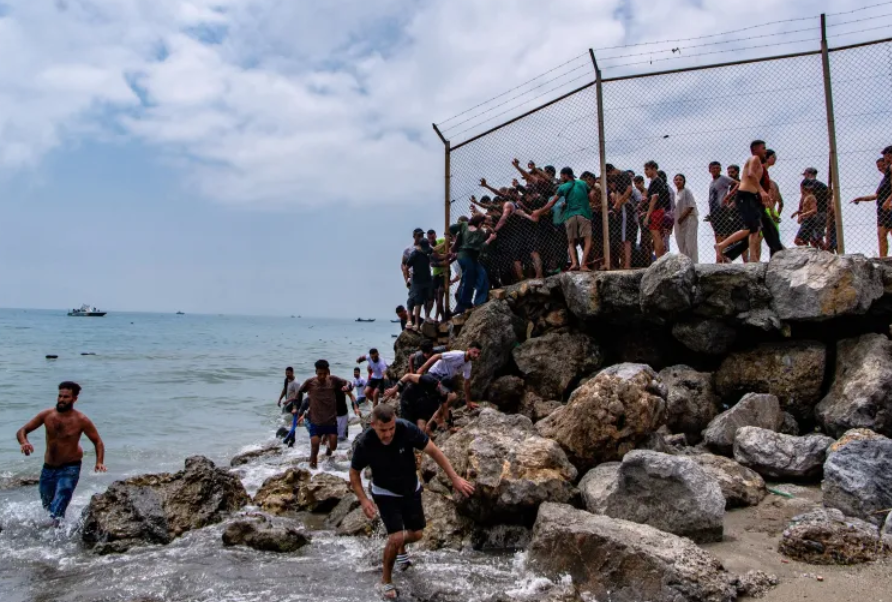 srbija_eu's tweet photo. At least nine people have died after huge crowds of migrants breached the border to the North African Spanish enclave of Ceuta from neighbouring Morocco, authorities said. #news #Morocco #Spanish https://t.co/YawX69VeMc