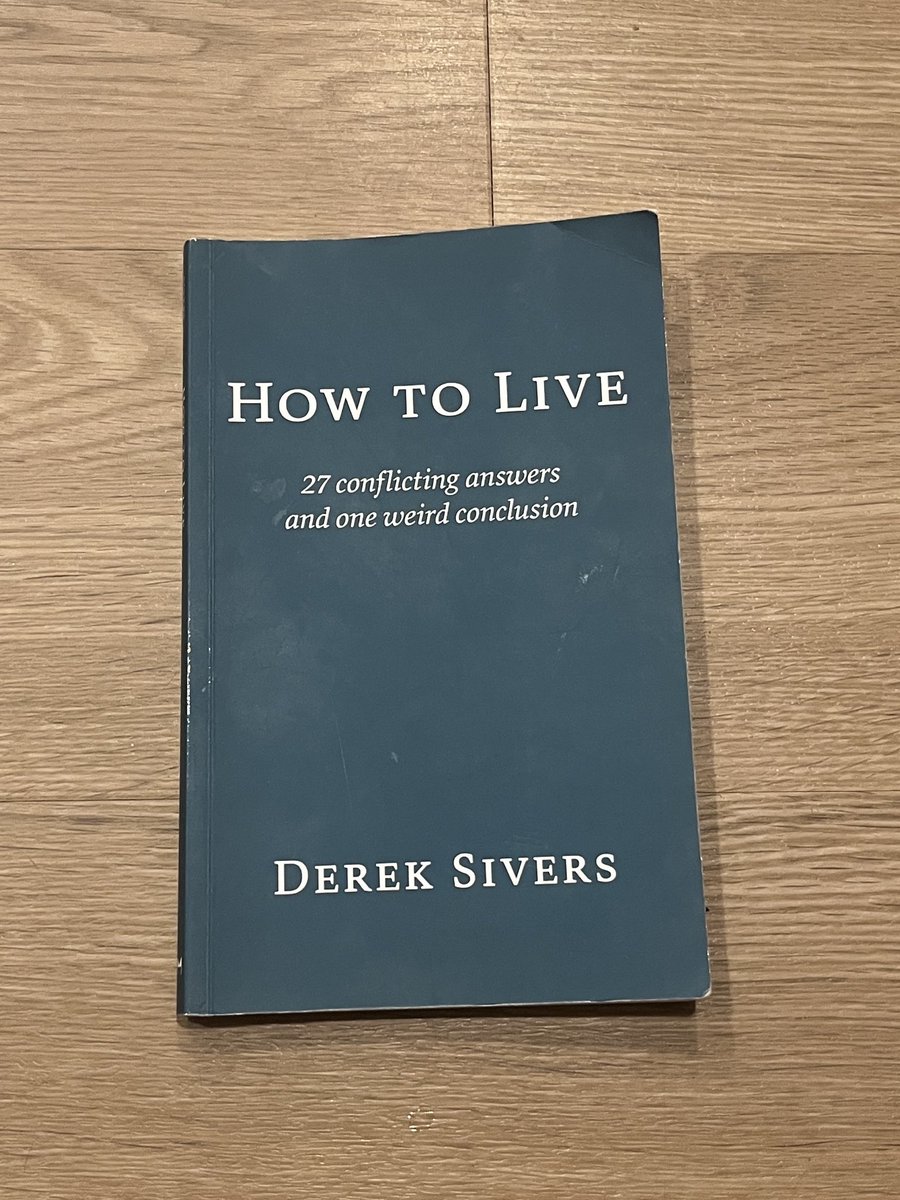 thisis_99's tweet photo. Derek Sivers『How to Live』。

「どう生きるか？」への27の答え。
全部本気。でも、全部矛盾。

正解は1つじゃないと気づける本。

「Define “success” for yourself.」

1文が短くて英語もシンプル。
初めての洋書におすすめ。 https://t.co/QAOo45gKng