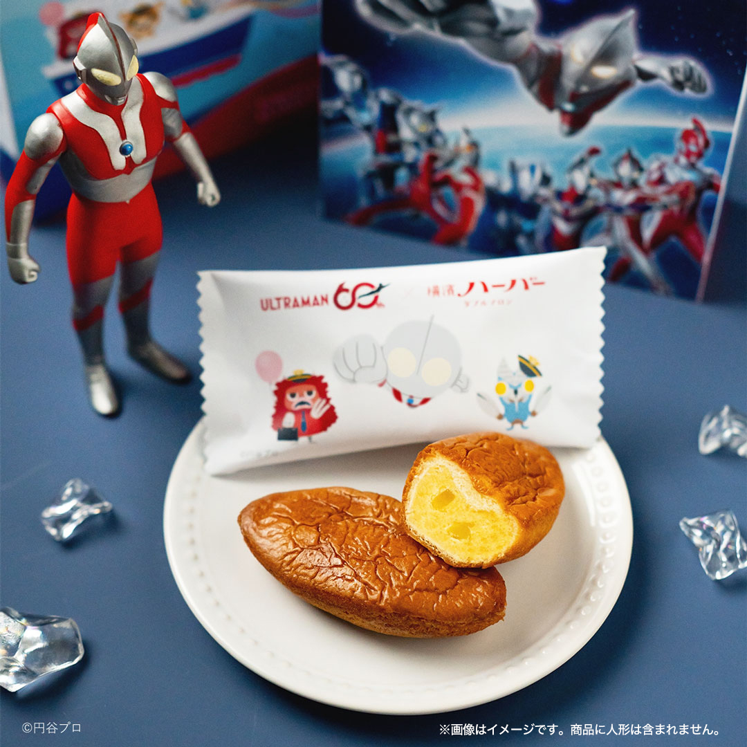 ariakeharbour's tweet photo. ＼ウルトラマンシリーズ60周年記念ハーバー期間限定発売／

2026年7月にシリーズ60周年を迎えた「ウルトラマンシリーズ」とコラボレーションしたハーバーです。✨

パッケージには、初代ウルトラマンをはじめ、歴代ウルトラマンがズラリ。さらに、最新テレビシリーズ作品から「ウルトラマンテオ」もデザインされています！
裏面には、船に乗る怪獣と横浜の街を飛ぶウルトラマンを描き、個包装も特別なウルトラマン仕様に仕上げました🚢

中身は、港・ヨコハマの船をイメージし、伝統の製法で焼き上げた贅沢なマロンケーキ「横濱ハーバー ダブルマロン」。

ウルトラマンファンへの贈り物や、横浜のお土産にもおすすめです。

【価格】1,350円（税込）
商品詳細・ご購入はこちら
https://t.co/17CRFGGMVH

#ウルトラマン #ウルトラマン60周年 #ウルトラマンテオ #横濱ハーバー #ありあけハーバー #ありあけ #横浜土産 #横浜スイーツ #マロンケーキ #コラボ商品