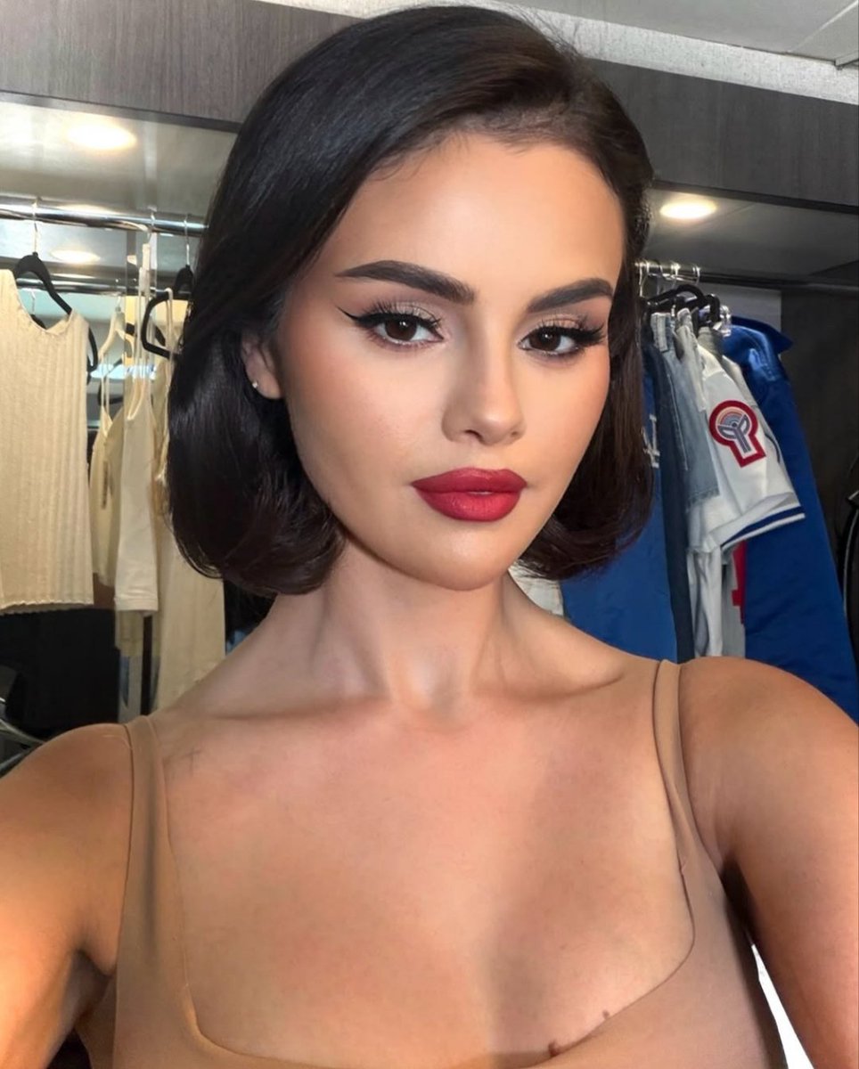 SelenatorsASG's tweet photo. #SelenaGomez en nueva selfie ✌️🤘 https://t.co/jaM4lQ7nqL