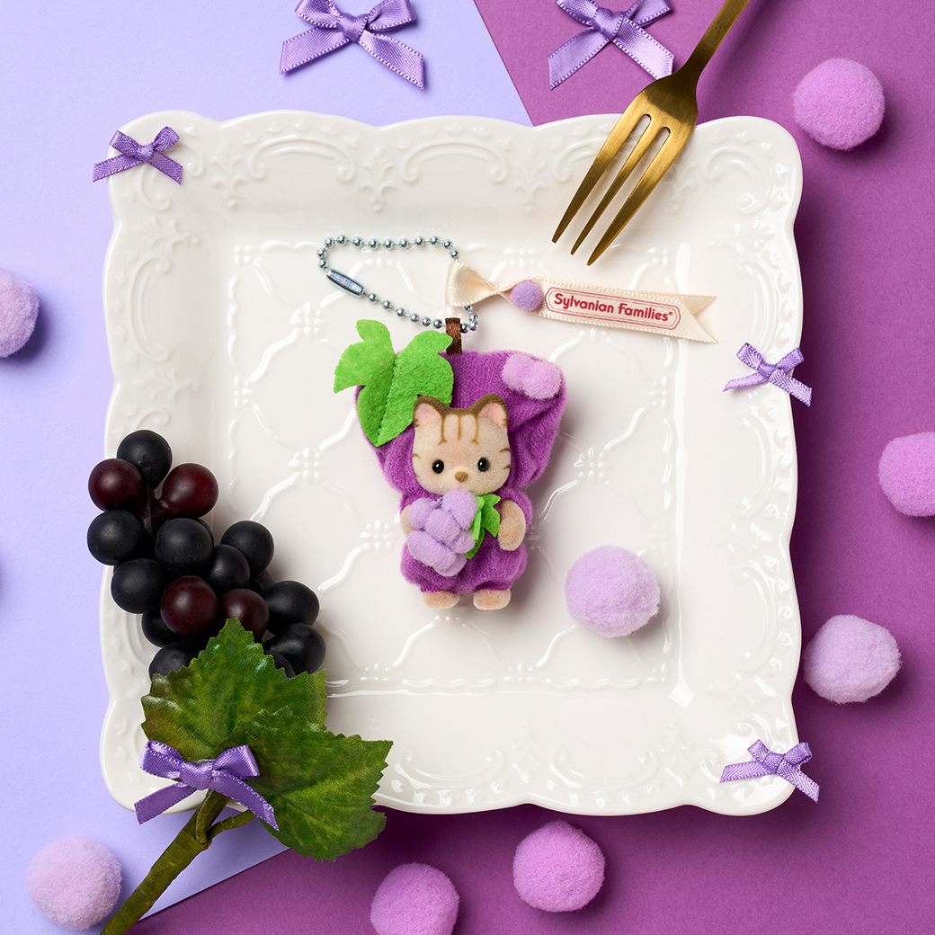 SylvanianEC_JP's tweet photo. ／
📣ご予約受付中！
＼

ぶどうのコスチュームを着た、シマネコの赤ちゃん アプリコットのキーチェーンです。キーチェーンでいつでも一緒におでかけできます。シルバニアファミリーのリボンタグ付き。

『シルバニアファミリーキーチェーン シマネコの赤ちゃん -ぶどう-』
https://t.co/ipsavmsgE7

発売：8/8(土)