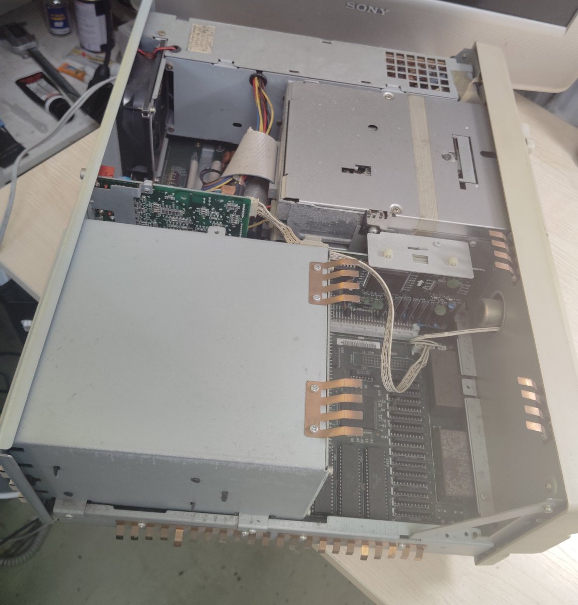 今日のBEEP修理班】 PC-8801VA2をメンテナンスしています。NECの