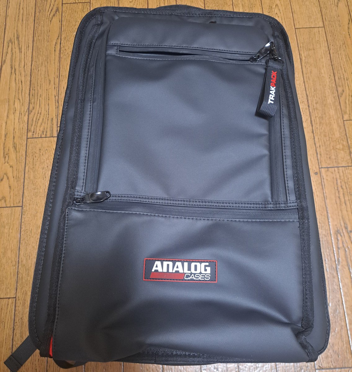 LifeSize1002's tweet photo. やっと届いた💦
MPC LIVE3らくらく入るし、その他の機材もちゃんと入る!(当たり前w)
MPCは一番背中側が安全かも。
お高い割にはほつれがあったり、ファスナーが引っ掛かったりと少し残念なところも…
側面にペットボトルキャップ入れられるポケットくらいあってもよかったのになー
#analogcases https://t.co/UcxxED8yBG