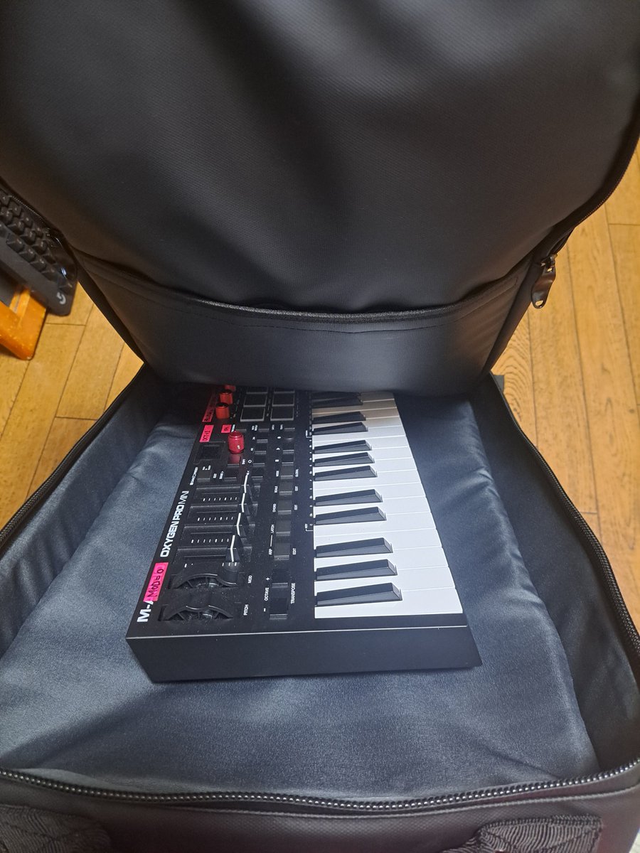 LifeSize1002's tweet photo. やっと届いた💦
MPC LIVE3らくらく入るし、その他の機材もちゃんと入る!(当たり前w)
MPCは一番背中側が安全かも。
お高い割にはほつれがあったり、ファスナーが引っ掛かったりと少し残念なところも…
側面にペットボトルキャップ入れられるポケットくらいあってもよかったのになー
#analogcases https://t.co/UcxxED8yBG