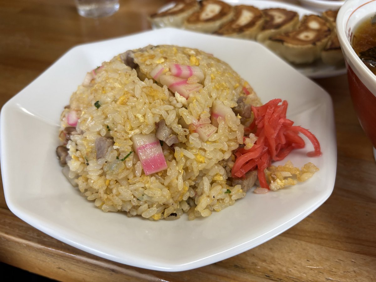katomario428's tweet photo. 今日のランチは田島ラーメンさん😊
セットのラーメン大盛り、炒飯+餃子🥟
出汁が効いた、あっさりだけどコクがある
醤油スープ。絶妙な茹で加減の縮れ麺
一杯を丁寧に作り上げるラーメン🍜
とても美味しいです😋😋😆
しっとり味の炒飯も美味しい🤩🤩
プルプル皮の餃子🥟もメチャ旨😍😍
あっという間に完飲完食
ご馳走様でした🙇🙇🙇🙇