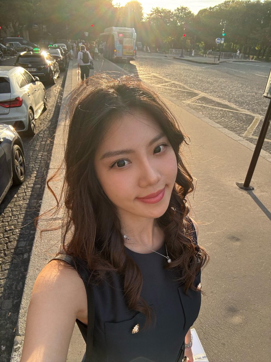Yi123cd's tweet photo. The morning sun warmed my back as I walked. My hair was a little messy from the wind, but I was too lazy to fix it.But the lighting was pretty good.🌤️ https://t.co/iOLhNzZpiP