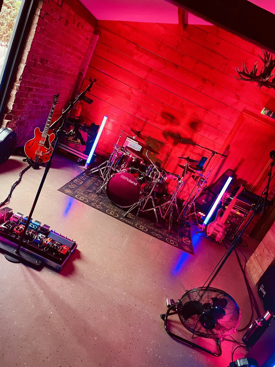 SonicBoomBand's tweet photo. A great wedding at Burlton Manor Shropshire for Allana &amp; Joe #sonicboomband #partylikearockstar #wedding #summer #partyband #shropshire #westmidlands #married https://t.co/UsmPKbzb3N