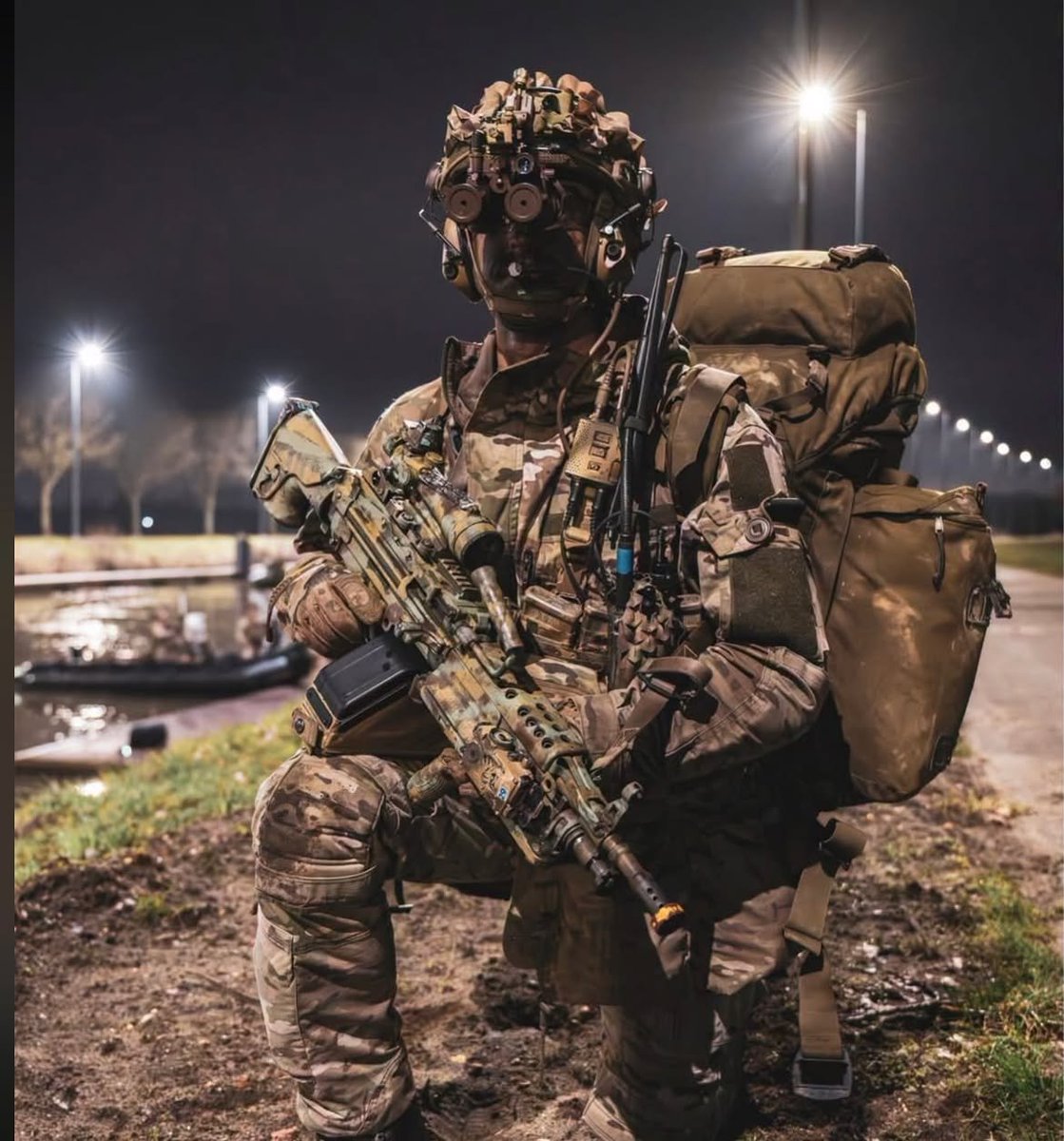 WarFlash_2630's tweet photo. 🇧🇪 - Belgian Army Special Operations Regiment with L4 split rig setup &amp; FN MINIMI https://t.co/epqTr9RgSq