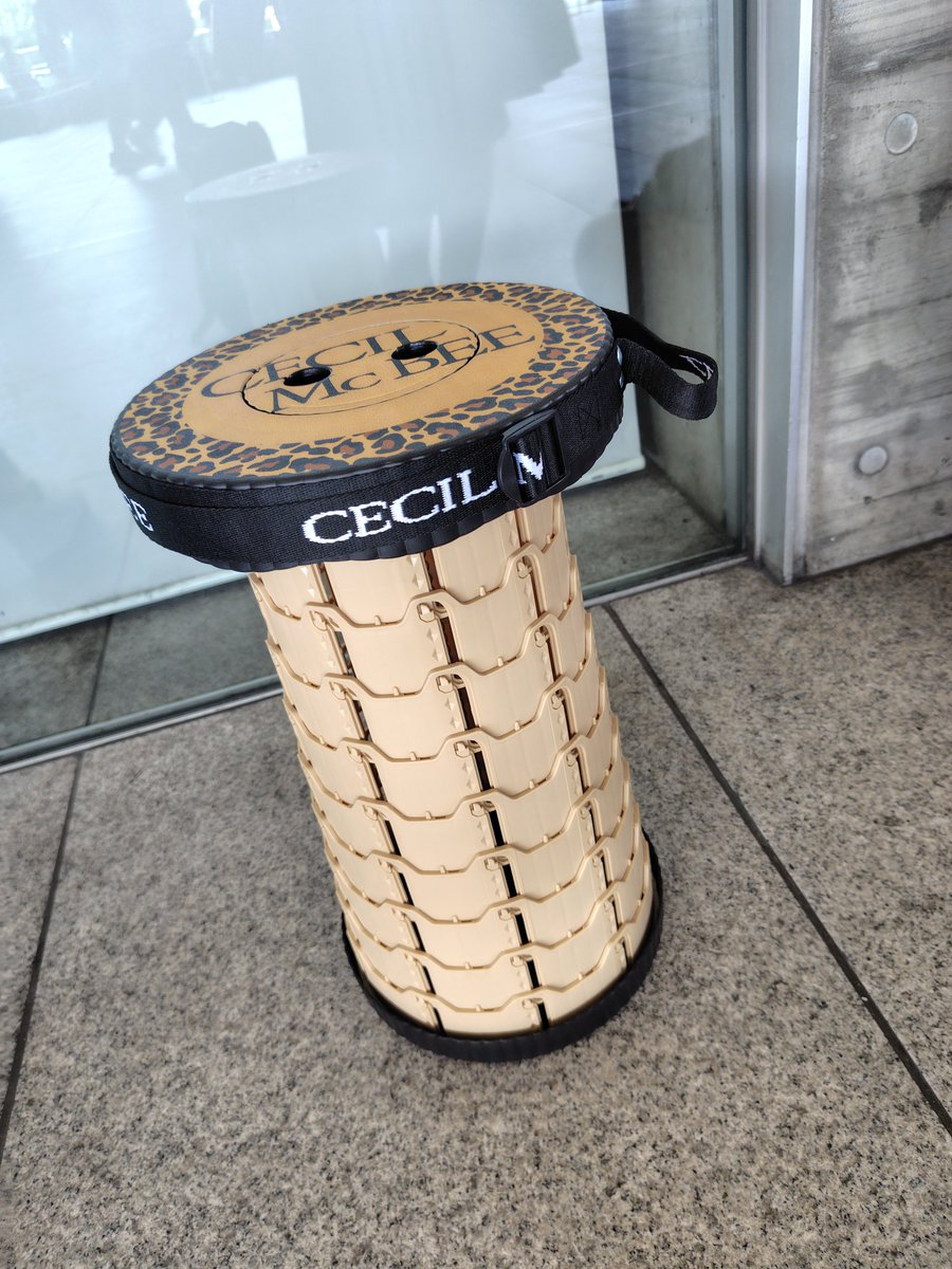 GURI__e's tweet photo. 少し重かったけど、このアコーディオンスツール？アコーディオンチェア？のお陰で待ち時間も座れて快適です。 https://t.co/UYASK8lvFJ