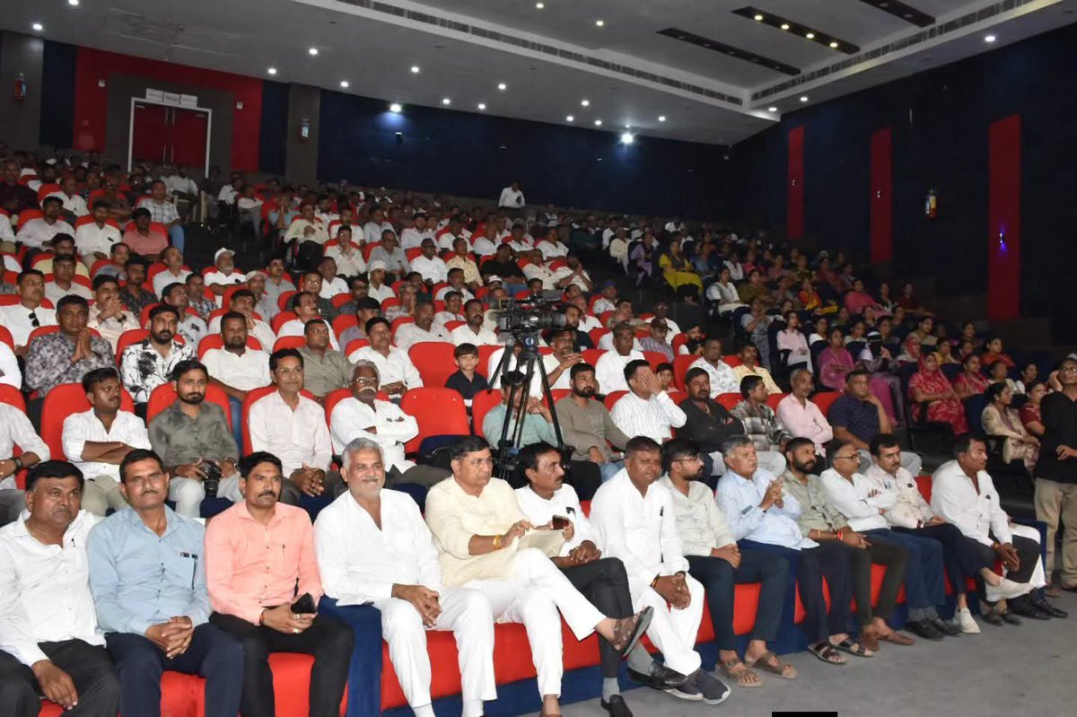 imayurmpatelbjp's tweet photo. બોટાદ જિલ્લાના પ્રભારી મંત્રીશ્રી તથા પ્રાથમિક, માધ્યમિક અને પ્રૌઢ શિક્ષણના રાજ્યકક્ષાના મંત્રી માનનીય શ્રી @Rivaba4BJP જીના અધ્યક્ષસ્થાને બોટાદ નગર સેવા સદનના નાનાજી દેશમુખ ઓડિટોરિયમ ખાતે આયોજિત "સમરસ વિદ્યા સેતુ" કાર્યક્રમમાં વિદ્યાર્થીઓને શાળા પ્રવેશ કરાવ્યો.

શિક્ષણથી વંચિત અને શાળા છોડી ગયેલા બાળકોને પુનઃ શિક્ષણના પ્રવાહ સાથે જોડવાના આ અભિયાન અંતર્ગત બોટાદ જિલ્લામાં કુલ ૪,૯૦૨ વિદ્યાર્થીઓને શાળામાં પુનઃપ્રવેશ અપાયો છે તેમ�� આ સરાહનીય કામગીરીમાં મહત્વપૂર્ણ યોગદાન આપનાર શિક્ષકશ્રીઓનું સન્માન કરવામાં આવ્યું.

દરેક બાળક શિક્ષિત બને અને ડ્રોપ-આઉટ રેશિયો શૂન્ય સુધી પહોંચે તે દિશામાં "સમરસ વિદ્યા સેતુ" અભિયાન ગુજરાતના ઉજ્જવળ અને શિક્ષિત ભવિષ્યના નિર્માણ માટે મહત્વપૂર્ણ બન્યું છે.
