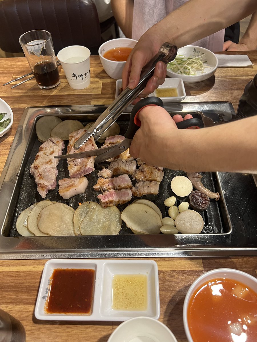 Nicoguinea's tweet photo. 여기 갔는데 눈만 껌뻑껌뻑 하고 있으면 공주님대접해줌.. 마지막 먹다 찍었는데 ㅈㄴ말아먹으면 쥰나 맛있고 
나갈때도 밖에까지 나오셔서 에스코트 해주심 https://t.co/QZHfq1rYPs