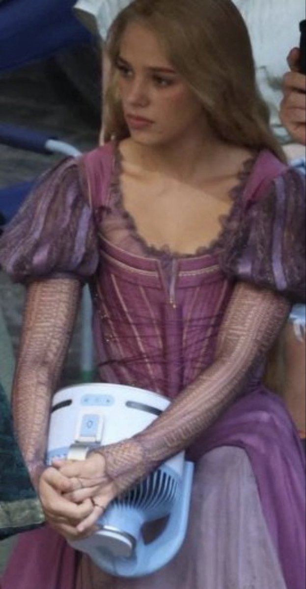 letmeting_u's tweet photo. you’re telling me this is not Rachel McAdams ??? https://t.co/eeW6rnC4Q0