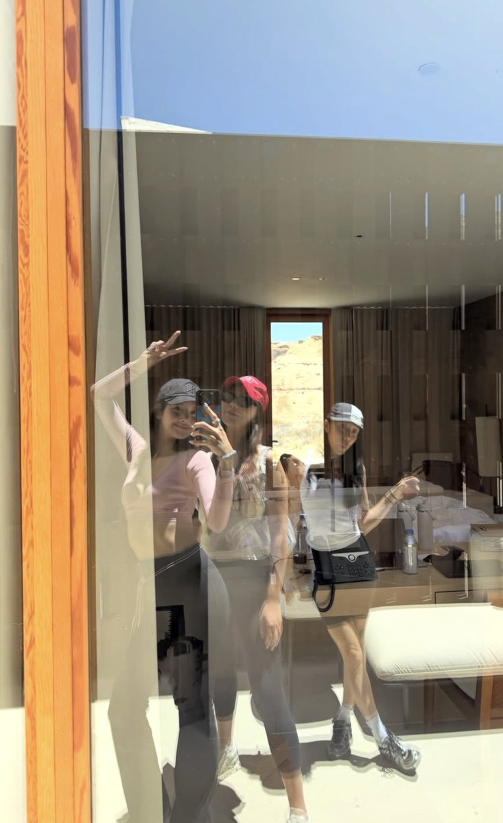 LisaDGGallery0's tweet photo. New photos of LISA during her trip in Utah 🤭🤍

#LISA @wearelloud https://t.co/zh1VZfCwJB