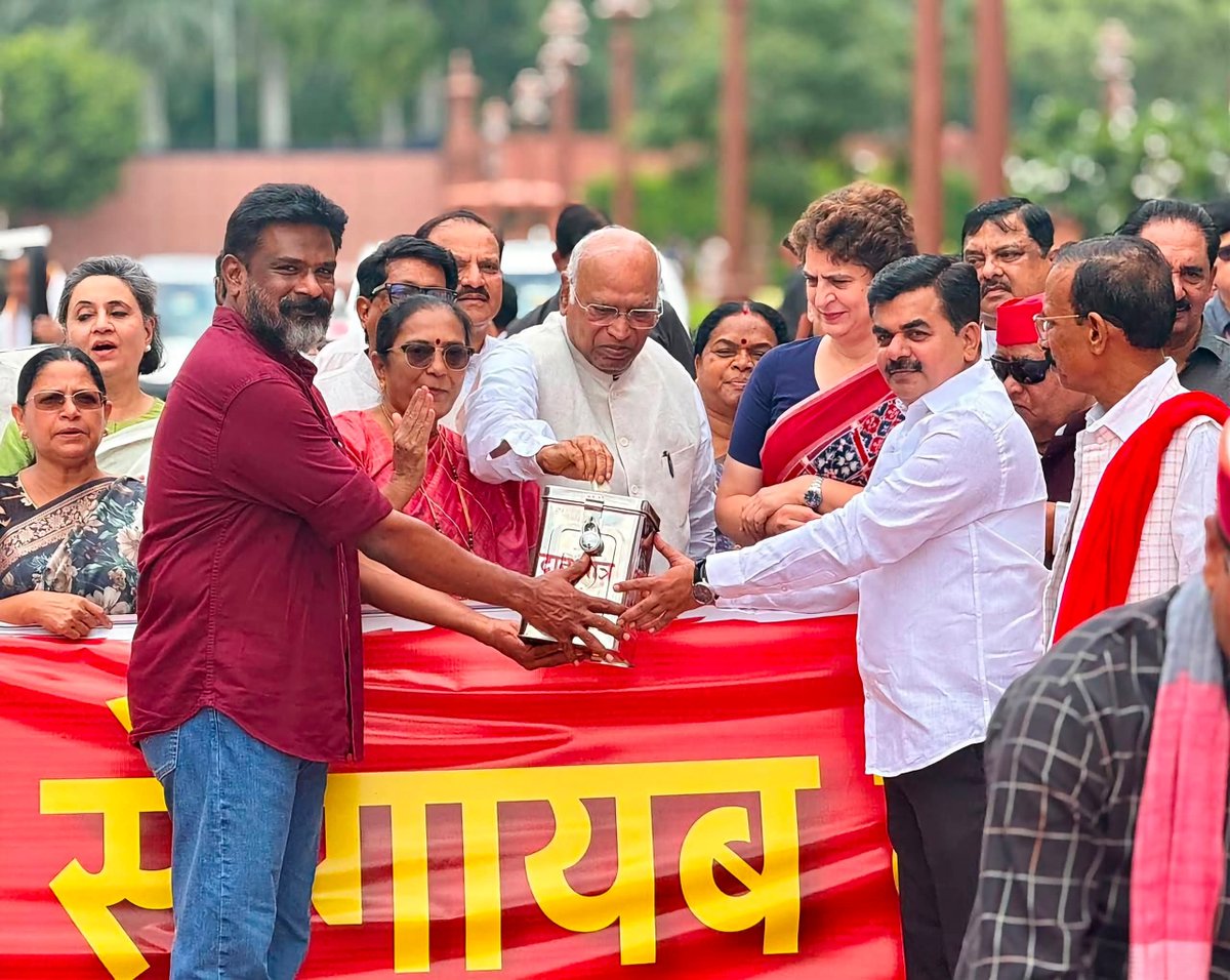 ShashiK_Sharma's tweet photo. 'चढ़ावा चोर - गद्दी छोड़'

- कांग्रेस अध्यक्ष व राज्यसभा में नेता प्रतिपक्ष श्री @kharge और नेता विपक्ष श्री @RahulGandhi की मौजूदगी में 'चढ़ावा चोरी' के खिलाफ विपक्ष के सांसदों का प्रदर्शन 

📍 संसद परिसर https://t.co/DRvq3kXz3c
