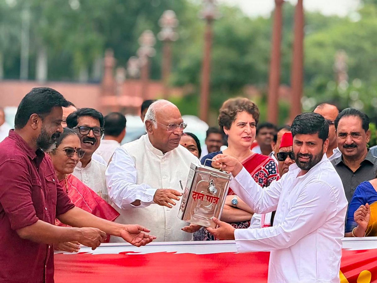 ShashiK_Sharma's tweet photo. 'चढ़ावा चोर - गद्दी छोड़'

- कांग्रेस अध्यक्ष व राज्यसभा में नेता प्रतिपक्ष श्री @kharge और नेता विपक्ष श्री @RahulGandhi की मौजूदगी में 'चढ़ावा चोरी' के खिलाफ विपक्ष के सांसदों का प्रदर्शन 

📍 संसद परिसर https://t.co/DRvq3kXz3c