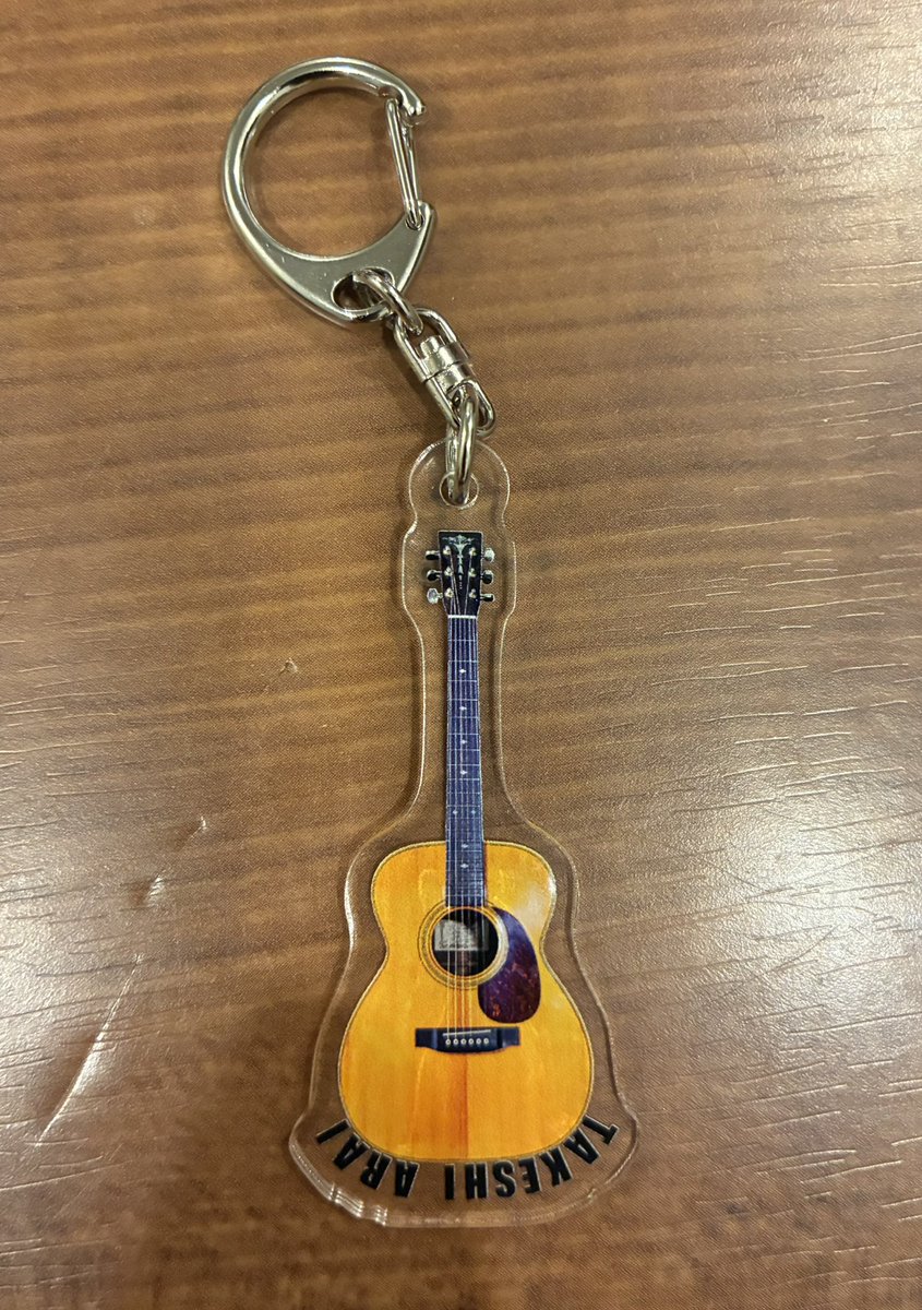arai_takeshi_'s tweet photo. 前からずっと作りたいと思っていた、愛用のアコギのアクキー。 https://t.co/XYKbAy8cqx