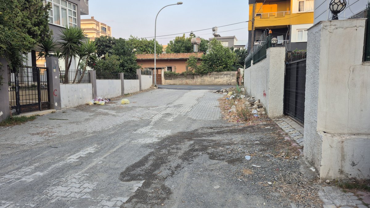 hasankepir's tweet photo. @bpthaber O sırada Hindistan'a dönen bizim sokak 🤪 belediye ceza kesmiyor ilgilenmiyor. Beyinsiz komşumuz çöp konteyneri yakın olmasına rağmen kapısının önüne sokağa atıyor çöplerini #osmaniye https://t.co/qhTOa4lPlD