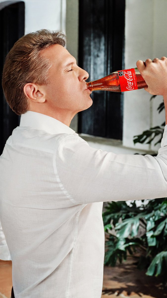 lordsolecito_'s tweet photo. Luis Miguel y Coca-Cola celebran 100 años junto a México para recordar que la fórmula es estar siempre juntos ❤️ https://t.co/w3YDmrkXza