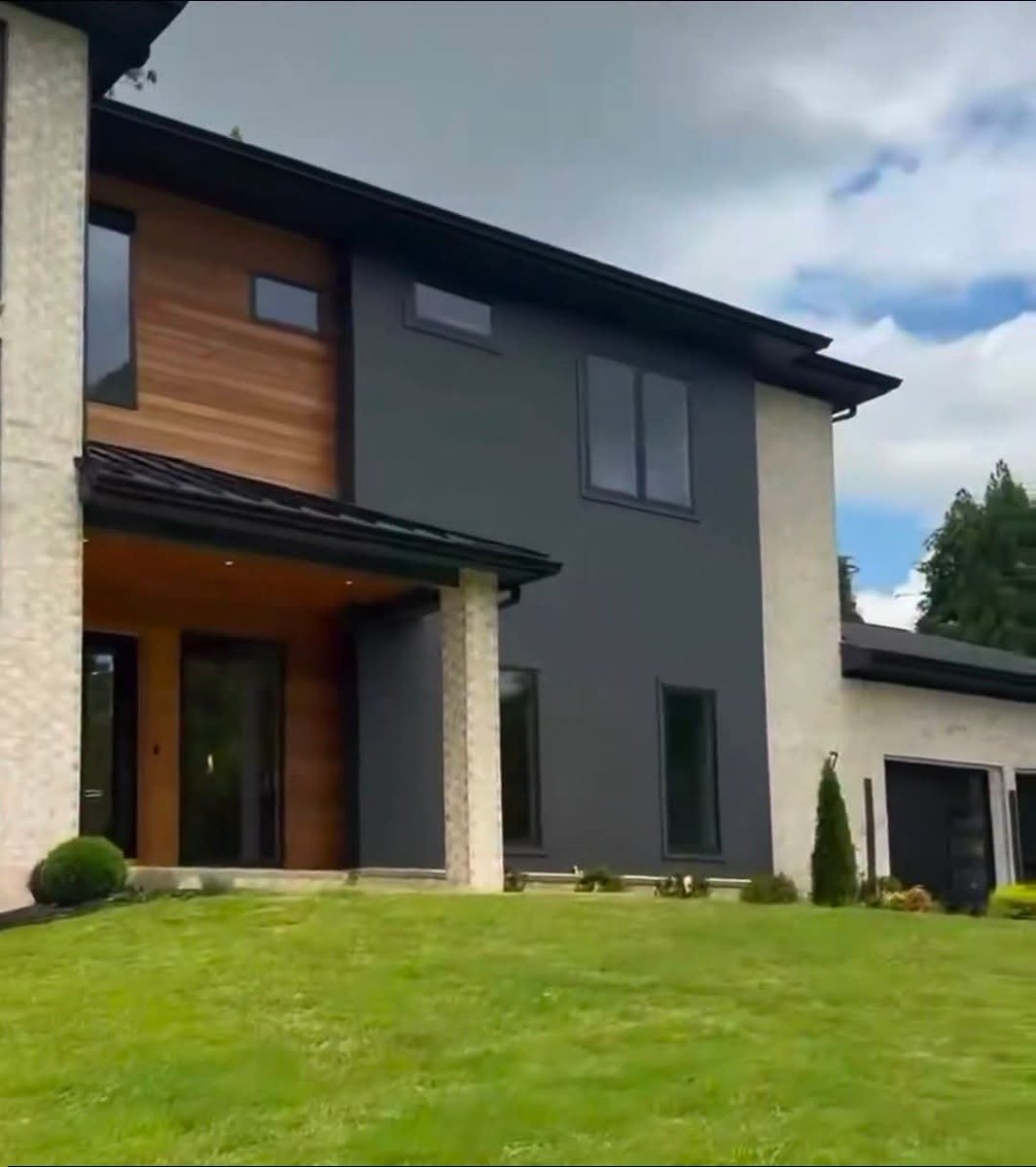 obiusco1's tweet photo. "God has been so good to us" 
-@davido says as he shows off their new mansion in Atlanta USA
#trendingnews #fyp #fypシ゚viral https://t.co/RzQxxMWtQU