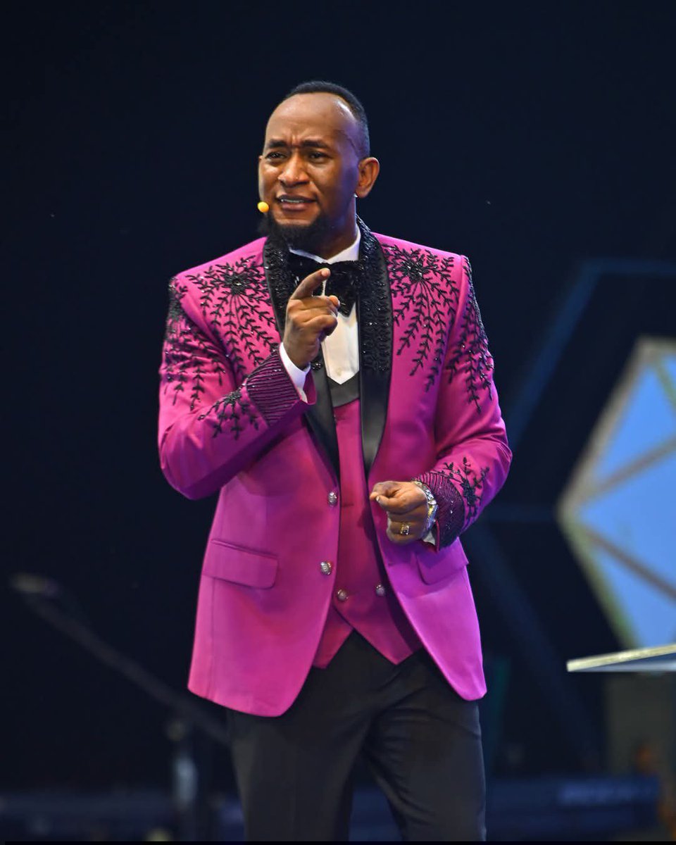 ve_tage's tweet photo. The BLESSING of God is upon you 

Wherever you go, if there are others involved, you will be Singled out as the favored one

⇘ Prophet Elvis Mbonye
#ProphetElvisMbonye https://t.co/o9Z5sDrXV9