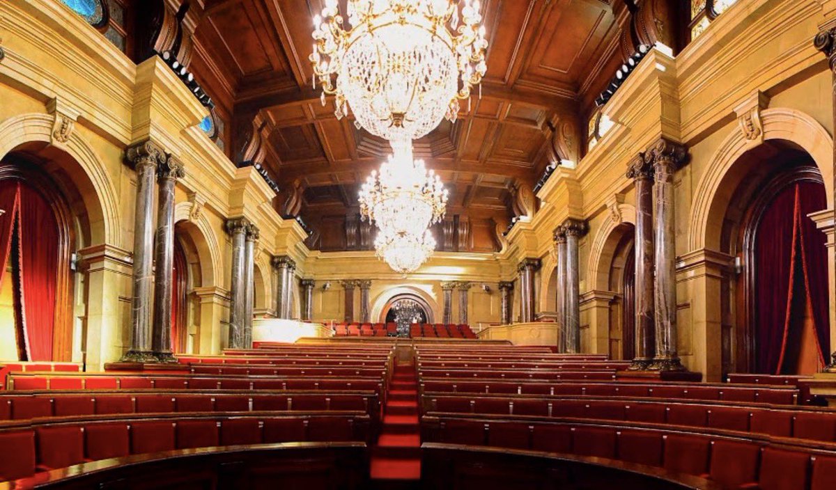 francescd's tweet photo. Si tinguéssim un Govern i uns socis de govern que respectessin el Parlament, el país i la gent que hi viu, aquest matí començaríem un Ple al Parlament i el president Illa seria interpel·lat i hauria de donar explicacions sobre les mentides de la consellera Niubó, perquè ara ja sabem que va amagar informació i va mentir. 

Però avui el Parlament és buit perquè PSC, ERC i Comuns van decidir aquest dimarts que era molt millor marxar de vacances i no pas fer feina allà on toca i el dia que toca: divendres, 31 de juliol, laborable, feiner. No veuen prou important un dels pilars de futur de qualsevol país: el sistema educatiu.

Crec, sincerament, que un sistema mediàtic més crític, més robust -i amb menys deutes-, denunciaria aquesta situació anòmala i aquest deteriorament democràtic de Catalunya (perquè això es fa aquí i espanya s’ho mira rient).

És més, des d’una òptica estrictament democràtica, la consellera ja hauria dimitit o hauria estat cessada. Però farà com Parlón, Paneque, Trapero… girar l’esquena al Parlament i continuar com si res. Precisament per això: perquè no passa res.

Ara bé, lamento informar al feliç tripartit que el col·lapse de la sanitat, del sistema educatiu, de Rodalies… no farà vacances perquè el que col·lapsa és ser una autonomia espanyola i només hi ha un remei que es diu independència. 

I sí, tornareu l’1 de setembre amb la pell colrada però els monstres seran allà mateix i haurem perdut un temps que Catalunya no es pot permetre.