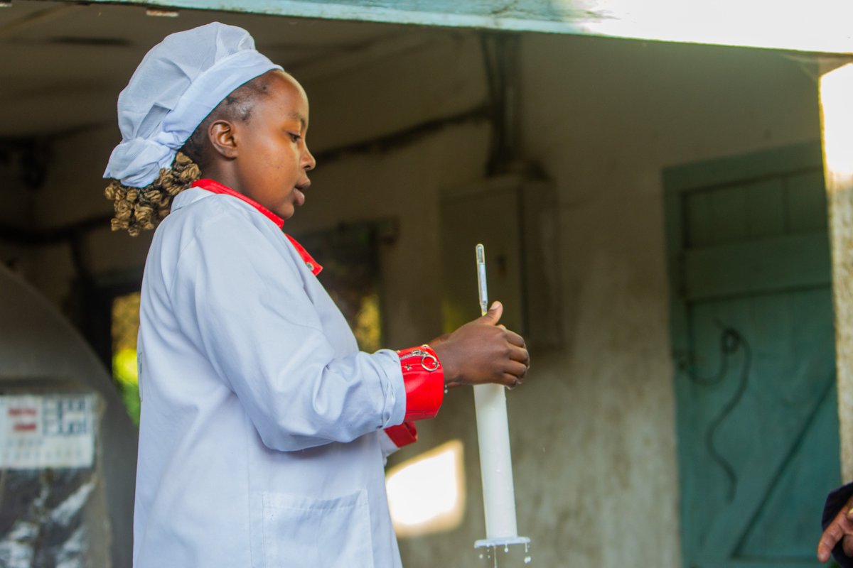 avsi_kenya's tweet photo. "Every batch of milk is tested before processing to protect consumers.β Beth Kananu, Quality Officer at Buuri Dairy Society.
300 milk handlers in #Meru, #TharakaNithi & #Embu trained by @KenyaDairyBoard on milk testing procedures to enhance quality and safety.
@AICS_Nairobi https://t.co/EpNt5LXYhp