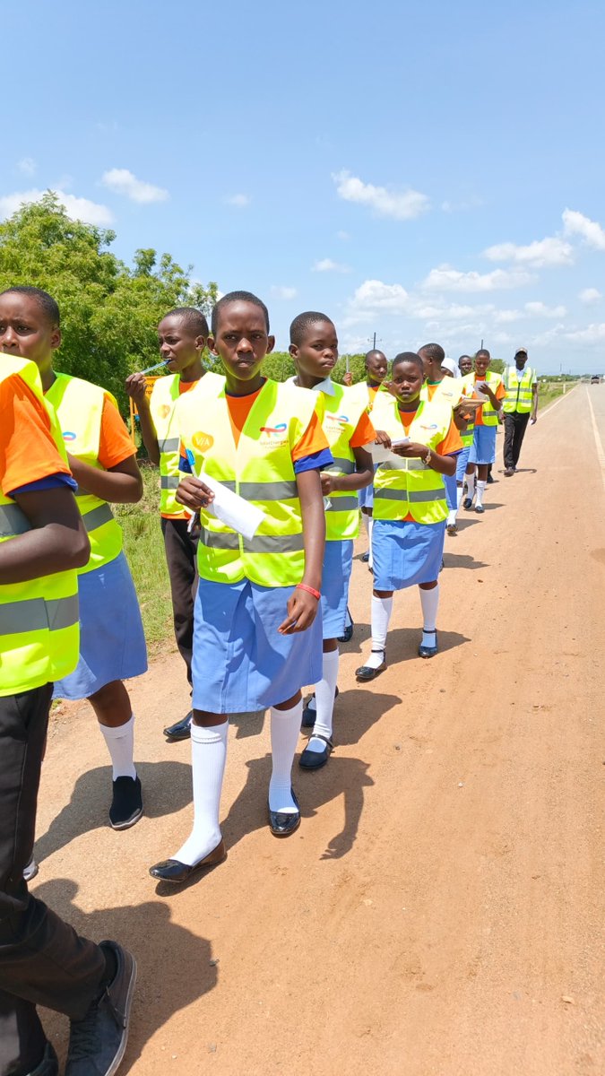 swrwug's tweet photo. Young road users from Wanseko Town Primary School and Uganda Martyr's Comprehensive SS in Buliisa identifying, mapping and documenting risks around their schools and communities.
#SafeMobility #RoadSafety #RoadSafetyAdvocacy https://t.co/QDElSfvjIg