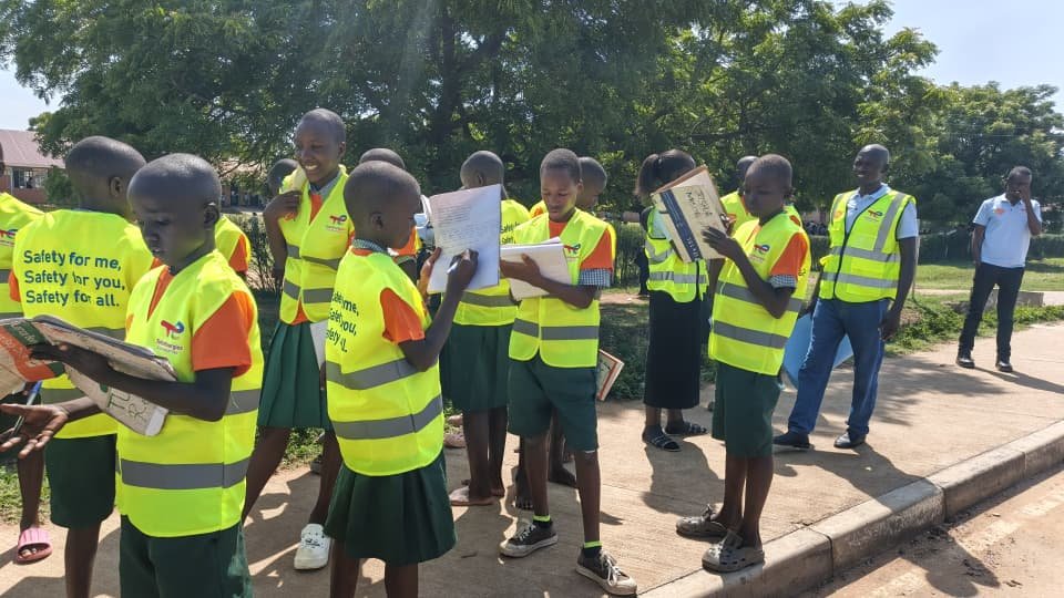 swrwug's tweet photo. Young road users from Wanseko Town Primary School and Uganda Martyr's Comprehensive SS in Buliisa identifying, mapping and documenting risks around their schools and communities.
#SafeMobility #RoadSafety #RoadSafetyAdvocacy https://t.co/QDElSfvjIg