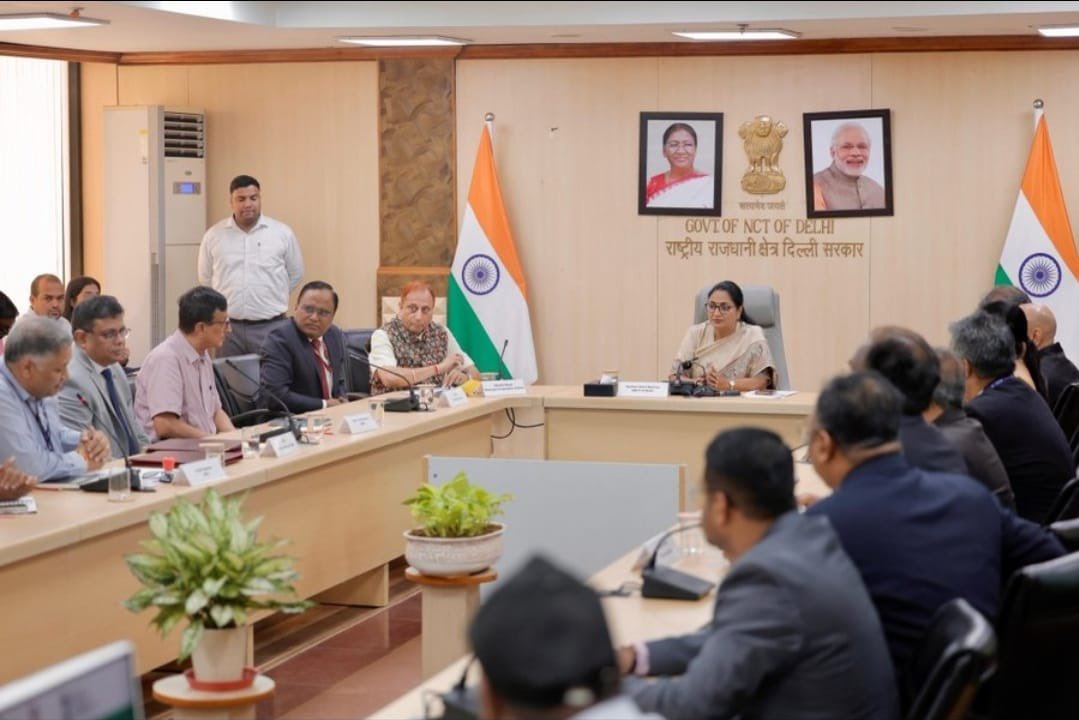 HardeepSPuri's tweet photo. A monumental step towards a cleaner, greener, and more sustainable national capital! 🌿

Delighted that our Maharatna CPSE, Oil India Limited (OIL), has signed a landmark MoU with the Municipal Corporation of Delhi (MCD) to set up two CBG plants with a combined waste processing capacity of 800 TPD (500 TPD + 300 TPD), in the august presence of Delhi’s Hon’ble CM Smt. Rekha Gupta Ji and Hon’ble Mayor Sh. Pravesh Wahi Ji.

With OIL’s leadership at the helm, this initiative will process segregated organic waste to produce 30 to 32 TPD of CBG, the clean green fuel—reducing landfill dependency, boosting urban sanitation, and accelerating India’s energy transition towards gas based economy. 

Proud to see our PSUs actively driving Hon’ble PM Sh @narendramodi Ji’s vision of a circular economy under the Swachh Bharat Mission, SATAT, and Net Zero! 🇮🇳⚡️

#WasteToEnergy #CompressedBioGas #CleanEnergy #SwachhBharat #SATAT #NetZero #Delhi #OilIndia #MoPNG