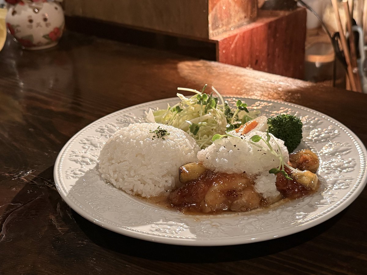tomscoffee_cl's tweet photo. 7/31(fri)

今日のカフェごはん
🐾ハンバーグプレート
     -和風おろしソース -

暑い日はやさしい一皿で…

ソーダゼリーフロートでクールダウン𓂃𓈒 ❅ *

夜カフェTom'sで
コーヒーと、ゆっくり夜ごはんを🌙* :ﾟ https://t.co/VmYaVKkO2G