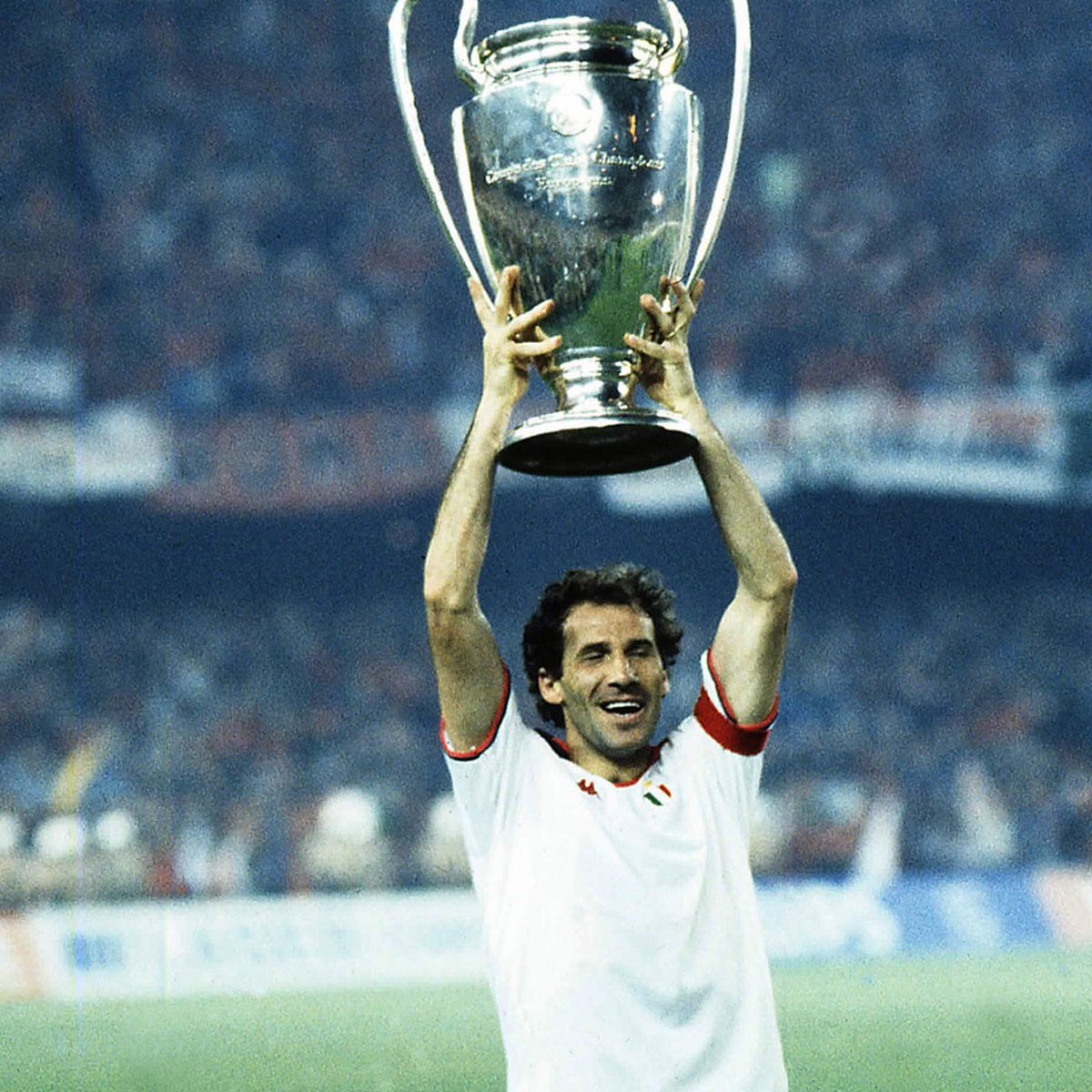 theMilanZone_'s tweet photo. Ciao capitano 6️⃣❤️🖤

Franco Baresi è stato il Milan. Non solo per le 719 presenze, né per i 15 anni con la fascia da capitano sul braccio. È stato il simbolo di un modo di vivere il calcio fatto di sacrificio, appartenenza e amore incondizionato.

Quando il Milan retrocesse in Serie B, lui scelse di restare. Due volte. Non voltò mai le spalle ai nostri colori (rifiutando anche la Juventus) e fu il primo a guidare la rinascita del club, riportandolo dove meritava di stare. Sul tetto d'Europa e del mondo.

Con il Milan ha conquistato 6 Scudetti, 3 Coppe dei Campioni, 2 Coppe Intercontinentali e diversi altri trofei, ma il suo più grande successo è stato conquistare l'amore dei tifosi rossoneri e il rispetto di chiunque ami il calcio. La maglia numero 6, ritirata per sempre, racconta meglio di qualsiasi statistica ciò che ha rappresentato.

Grazie di tutto Piscinin. 

Ciao, Franco. In eterno il nostro Capitano ❤️🖤