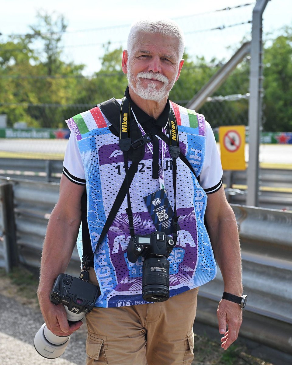 1pohled's tweet photo. Prezident jezdí na motorce, miluje motosport a na profesionální úrovni ho fotografuje.
Motoristé by ho měli uznávat, a zatím …🤔
Vysvětlení je jenom jedno: Nejsou to motoristé, ale idioti.

Pěkný pátek, přátelé. https://t.co/5E3cJLAxG5