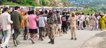 SnehaPandita03's tweet photo. 𝗦𝗲𝘃𝗮, 𝗦𝘂𝗿𝗮𝗸𝘀𝗵𝗮 𝗔𝘂𝗿 𝗦𝗮𝗺𝗮𝗿𝗽𝗮𝗻।
CRPF केवल सुरक्षा ही नहीं, बल्कि आवश्यकता के समय सहायता, मार्गदर्शन और मानवीय सेवा के माध्यम से भी श्री अमरनाथ जी यात्रा को सुरक्षित एवं सुगम बनाने के लिए निरंतर प्रतिबद्ध है।
#CRPF
#AmarnathYatra2026
#BabaBarfani
#FewHours https://t.co/fKr3TPjSbE