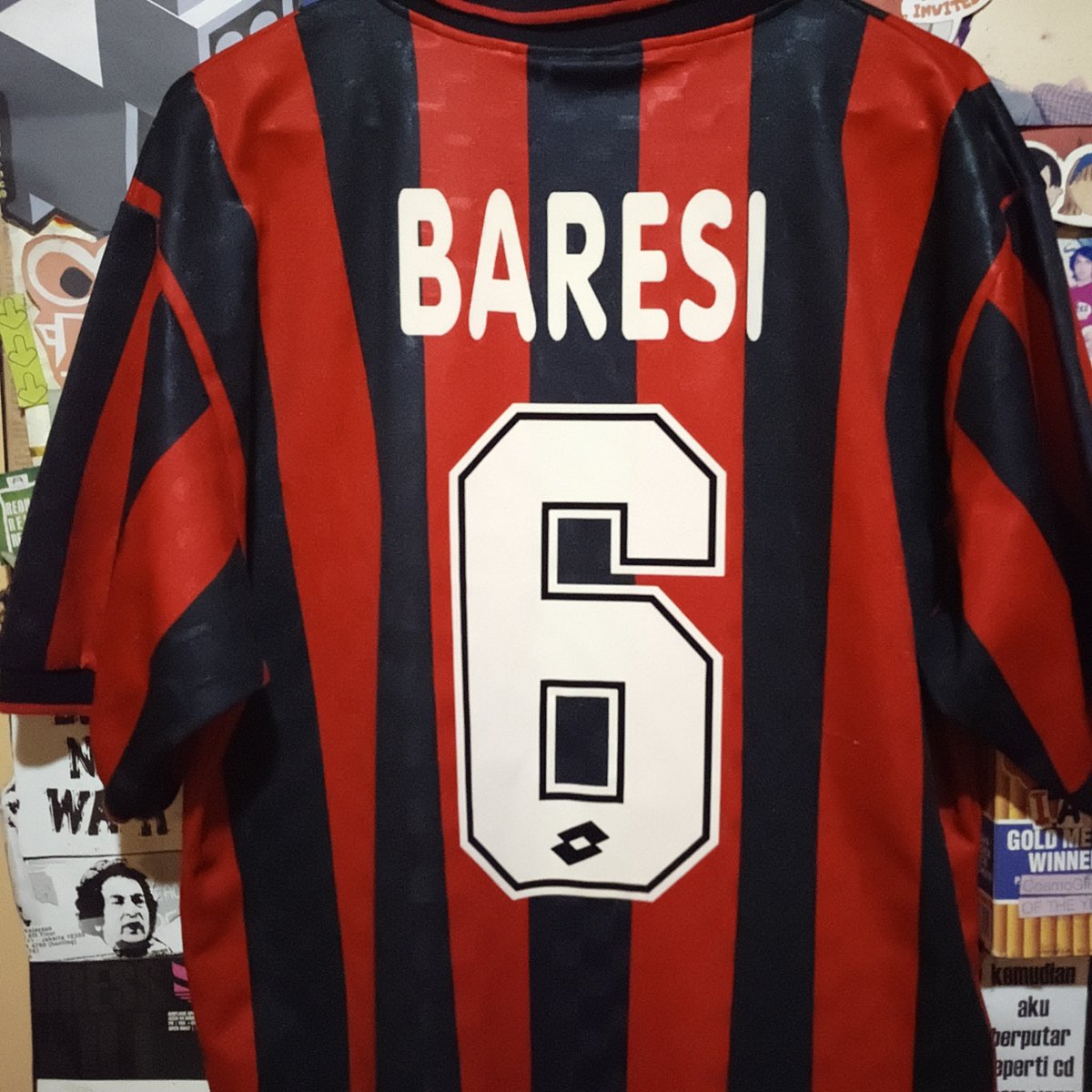 MilanUpdate's tweet photo. 🚨 Mengakui, bukan diakui.

Saat Diego Maradona, Paolo Maldini, Ruud Gullit, hingga Zico sepakat memuji satu bek, itu bukan lagi sekadar pujian.

Itu adalah pengakuan bahwa Franco Baresi berada di level yang hanya bisa dicapai oleh sedikit pemain dalam sejarah sepak bola.

Sebuah utas untuk mengenang sang legenda 🧵