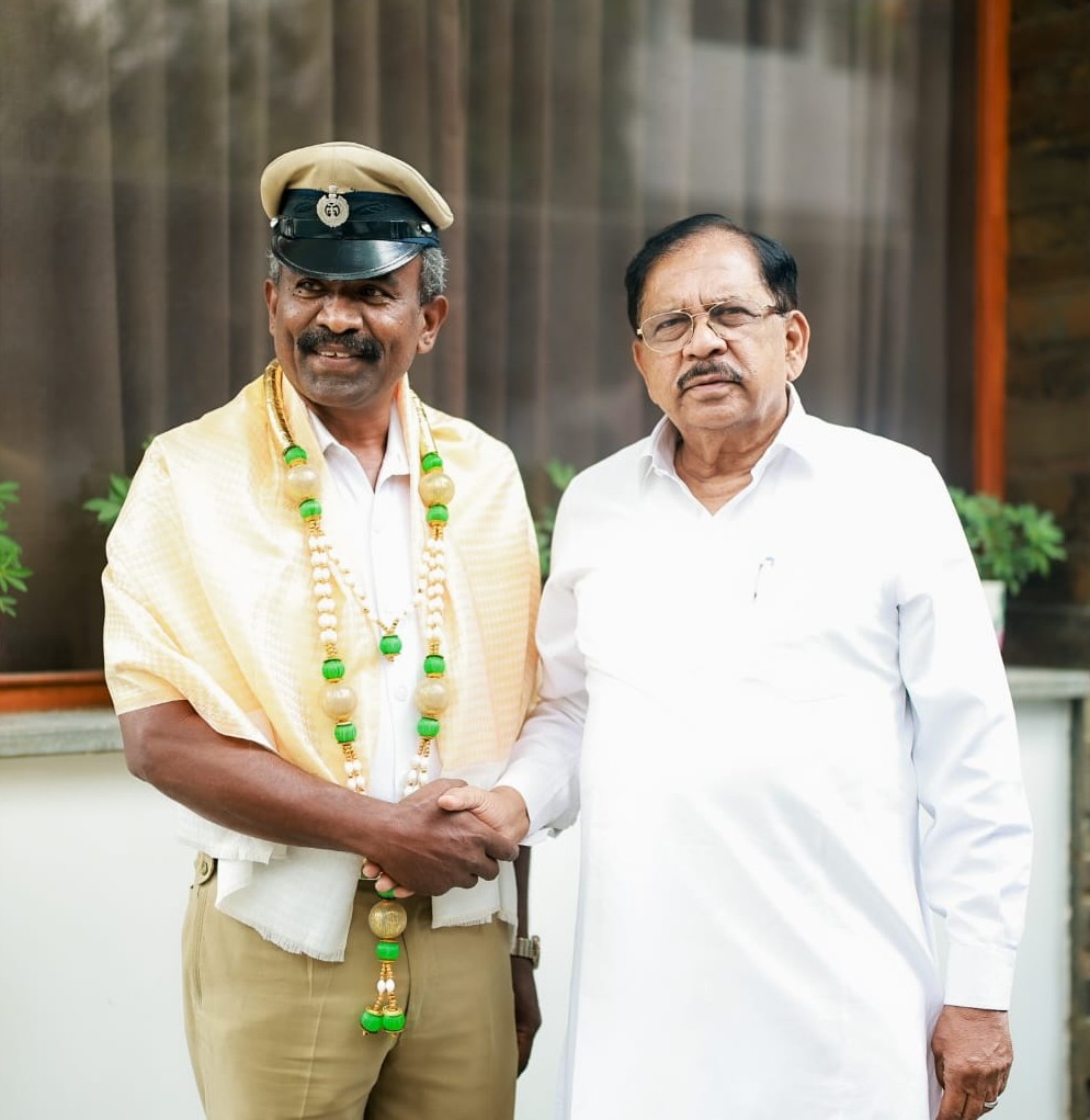 DrParameshwara's tweet photo. ಕಳೆದ ಮೂರು ವರ್ಷಗಳಿಂದ ನನ್ನ ಮುಂಗಾವಲು ಪಡೆಯ ಪೈಲಟ್ ಅಧಿಕಾರಿಯಾಗಿ ಅತ್ಯಂತ ನಿಷ್ಠೆ, ಶಿಸ್ತು ಮತ್ತು ಕರ್ತವ್ಯಪ್ರಜ್ಞೆಯಿಂದ ಸೇವೆ ಸಲ್ಲಿಸಿದ ಪೊಲೀಸ್ ಸಬ್‌ ಇನ್‌ಸ್ಪೆಕ್ಟರ್‌ ಶ್ರೀ ವೆಂಕಟೇಶಯ್ಯ ವಿ ಅವರು ಸೇವಾ ನಿವೃತ್ತಿ ಹೊಂದುತ್ತಿರುವ ಹಿನ್ನೆಲೆಯಲ್ಲಿ ಅವರನ್ನು ಆತ್ಮೀಯವಾಗಿ ಅಭಿನಂದಿಸಿ, ಪೊಲೀಸ್ ಇಲಾಖೆಗೆ ಅವರು ಸಲ್ಲಿಸಿರುವ ಅಮೂಲ್ಯ ಸೇವೆಯನ್ನು ಗೌರವಿಸಿದೆ.

ಶ್ರೀಯುತರ ನಿವೃತ್ತಿ ಜೀವನವು ಉತ್ತಮ ಆರೋಗ್ಯ, ಸಂತೋಷ ಮತ್ತು ನೆಮ್ಮದಿಯಿಂದ ಕೂಡಿರಲಿ ಎಂದು ಈ ವೇಳೆ ಶುಭಹಾರೈಸಿದೆ.