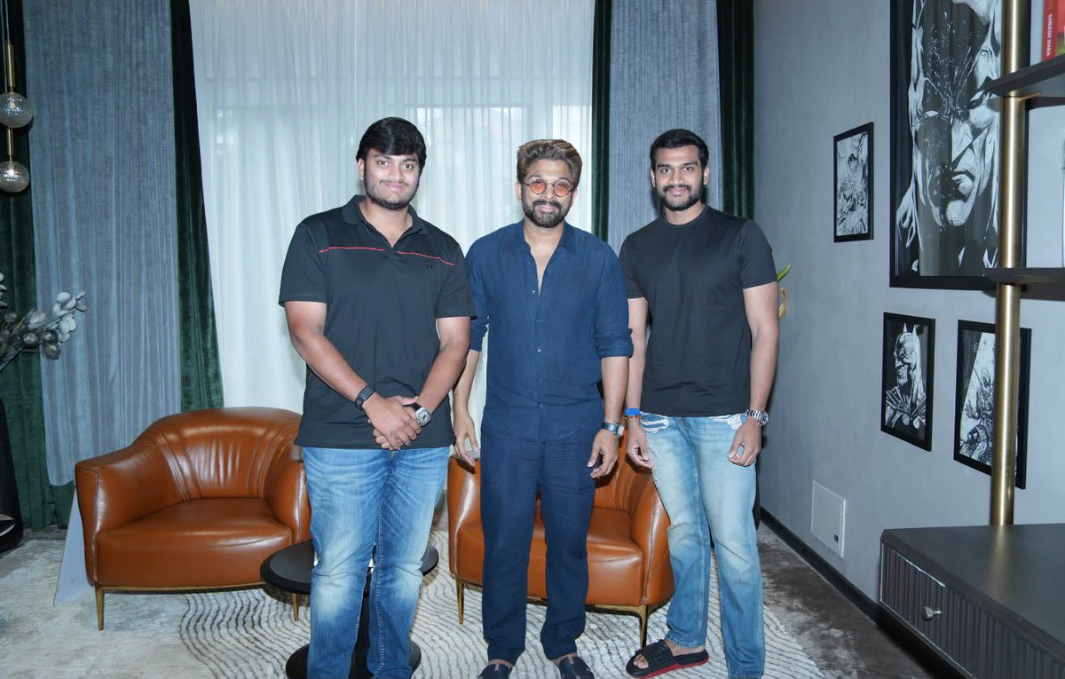 ganeshbandla's tweet photo. ఆల్ ఇండియా ఐకాన్ స్టార్ #AlluArjun గారిని, మా కుమార్తె వివాహ వేడుకలకు స్వయంగా ఆహ్వానించడం నాకు, మా కుటుంబానికి ఎంతో ఆనందాన్ని ఇచ్చింది.

నా బ్యానర్‌లో ఇద్దరమ్మాయిలతో వంటి చిత్రంలో నటించిన హీరోగా ఆయనతో ఉన్న అనుబంధం నాకు ఎప్పటికీ ప్రత్యేకమే.🤗🤗🤗

ఆప్యాయంగా సమయం కేటాయించి మా ఆహ్వానాన్ని స్వీకరించిన బన్నీ గారికి నా హృదయపూర్వక కృతజ్ఞతలు.

మీ ప్రేమ, ఆదరణ ఎల్లప్పుడూ ఇలాగే ఉండాలని మనస్ఫూర్తిగా కోరుకుంటున్నాను @alluarjun 🙏❤️

#JananiSuryaPayanam