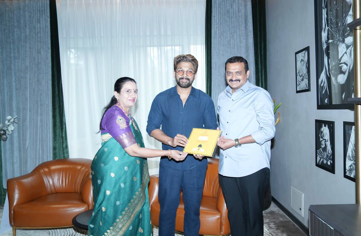 ganeshbandla's tweet photo. ఆల్ ఇండియా ఐకాన్ స్టార్ #AlluArjun గారిని, మా కుమార్తె వివాహ వేడుకలకు స్వయంగా ఆహ్వానించడం నాకు, మా కుటుంబానికి ఎంతో ఆనందాన్ని ఇచ్చింది.

నా బ్యానర్‌లో ఇద్దరమ్మాయిలతో వంటి చిత్రంలో నటించిన హీరోగా ఆయనతో ఉన్న అనుబంధం నాకు ఎప్పటికీ ప్రత్యేకమే.🤗🤗🤗

ఆప్యాయంగా సమయం కేటాయించి మా ఆహ్వానాన్ని స్వీకరించిన బన్నీ గారికి నా హృదయపూర్వక కృతజ్ఞతలు.

మీ ప్రేమ, ఆదరణ ఎల్లప్పుడూ ఇలాగే ఉండాలని మనస్ఫూర్తిగా కోరుకుంటున్నాను @alluarjun 🙏❤️

#JananiSuryaPayanam