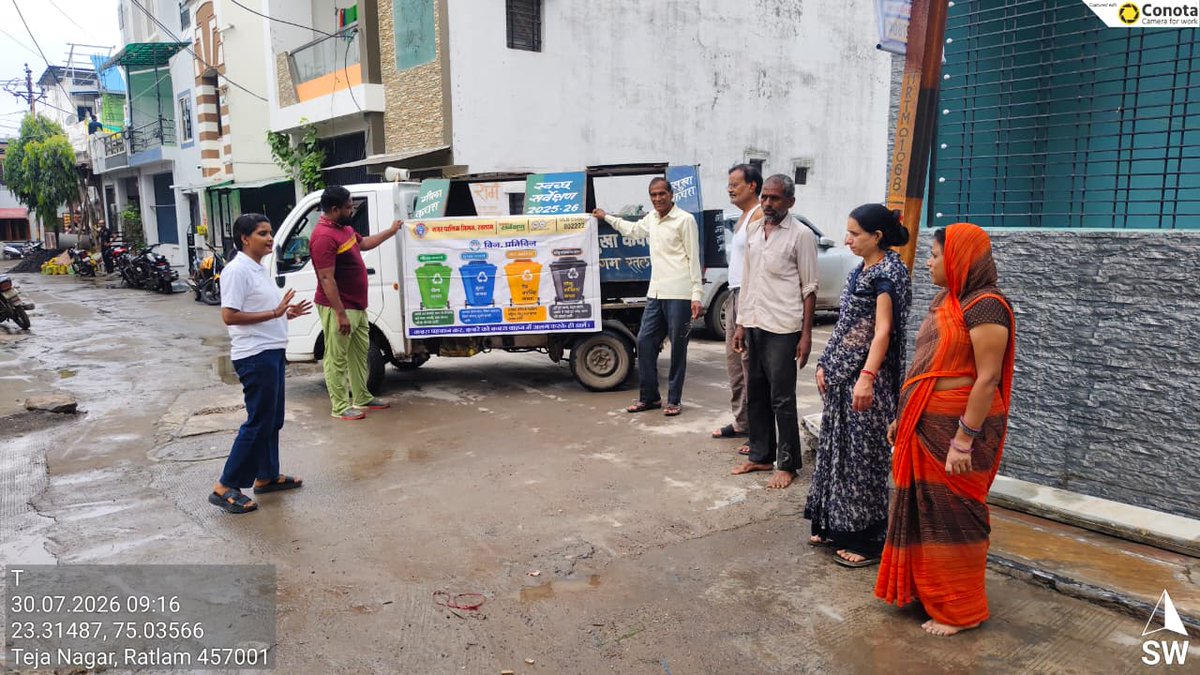 NRatlam's tweet photo. नगर पालिक निगम रतलाम की IEC टीम द्वारा रहवासियों को कचरा पृथक्करण की जानकारी देकर गीले,सूखे,घरेलू हानिकारक ,एवं स्वच्छता संबंधी अपशिष्ट को अलग-अलग रखने के लिए जागरूक किया गया।
#SwachhSurvekshan2025_26 #SwachhAadat #SwachhMP #SwachhBharat @MoHUA_India @SwachhBharatGov @urbansbm https://t.co/dSve10UuTb