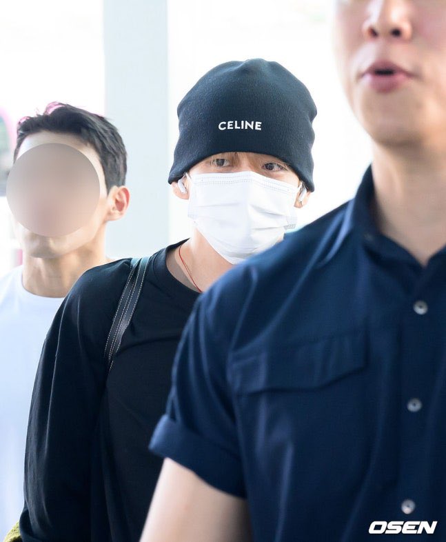 BTSVSpain's tweet photo. Os dejamos en este hilo fotografías de Kim Taehyung a su salida de Seoul rumbo a Nueva York 🇺🇸 

Hoy nos sorprendió con un outfit total black!! 🖤🖤

📸 KMedia

HAVE A SAFE FLIGHT TAEHYUNG
#뷔 #김태형 #V https://t.co/caOMVZJt0g