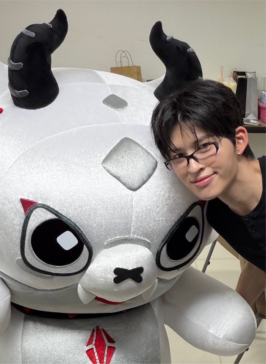 aireciyzu's tweet photo. abang sama dede flarey HUEHUEHEU kenapa aku baru liat.. terlalu imut.. hiks https://t.co/heLFJ7vUvg