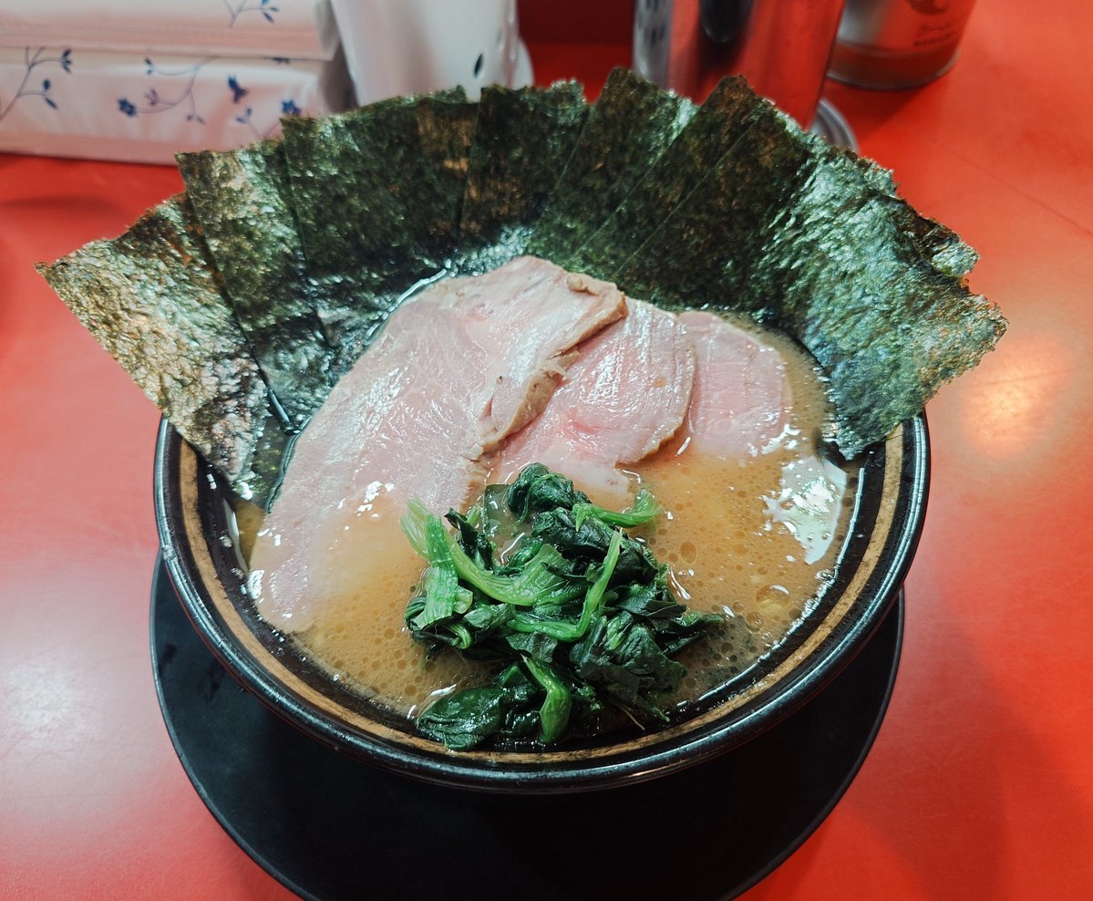 leaderkamone's tweet photo. 「とらきち家　光」最低週一
今週2回目
久し振りの午後の訪問。（15時前）流石にこの暑さじゃ並び無し。大将曰く、「後30分後だとスープが全然違うょ。」ひぇ～。😀
今日は金曜日のディープから一転、月曜日のスープの様でした。
イッキに完食。

※🆕「海苔」増しも忘れずに‼️

熱々で美味しかったです。
ご馳走様でした。

#とらきち家光　#家系　#豚骨醤油　#東白楽　#丸曽根　#チャーシュー麺