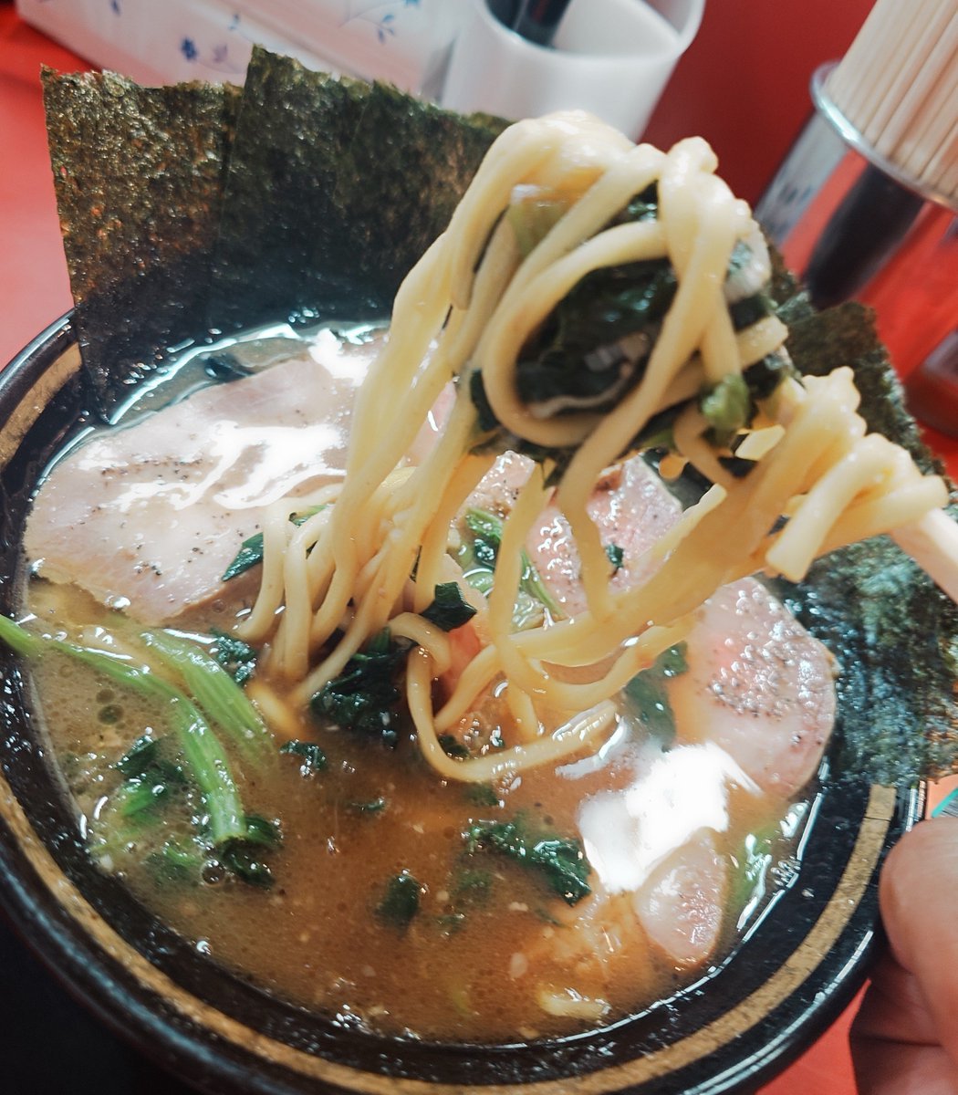 leaderkamone's tweet photo. 「とらきち家　光」最低週一
今週2回目
久し振りの午後の訪問。（15時前）流石にこの暑さじゃ並び無し。大将曰く、「後30分後だとスープが全然違うょ。」ひぇ～。😀
今日は金曜日のディープから一転、月曜日のスープの様でした。
イッキに完食。

※🆕「海苔」増しも忘れずに‼️

熱々で美味しかったです。
ご馳走様でした。

#とらきち家光　#家系　#豚骨醤油　#東白楽　#丸曽根　#チャーシュー麺