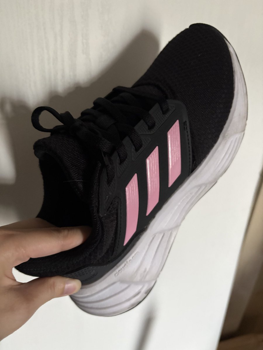 XkujosoraX's tweet photo. いくさちゃんに頂いたadidasの靴ずっと履いてるけどめちゃ歩いてもいたくならないしホント神😭🤍
めちゃ使ってるけどそんなに傷んでないのも神なんだ、、色んなとこ連れてってくれてありがとう🫶🏻 https://t.co/cd74337cEy