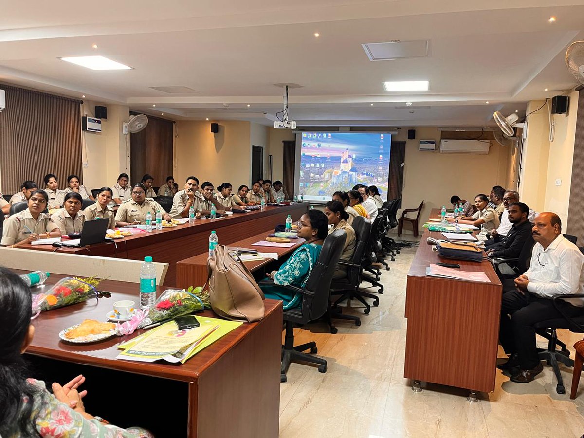 OSCPSODISHA's tweet photo. The programme covered the JJ Act,POCSO Act, Mission Vatsalya and other key child protection laws, the programme enhanced the capacity of 55 police officers to ensure child-friendly policing and safeguard children's rights.
@CollectorBgr @DCPUBalangir
@WCDOdisha #OSCPS https://t.co/1DvyYF0Lnj
