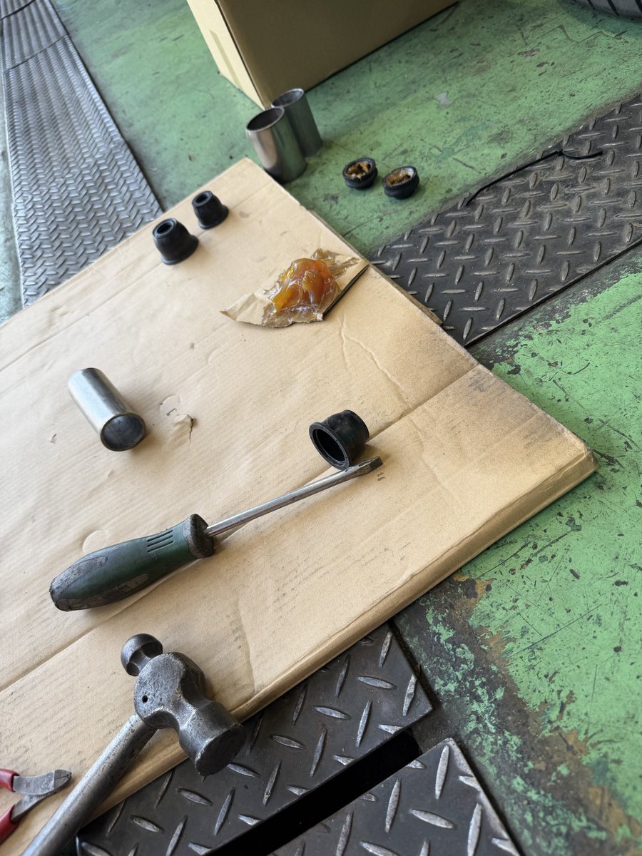 panspeed007's tweet photo. 🔧アームブーツ交換！

ひび割れを放置すると、水や汚れが侵入し足回りのトラブルの原因に。

見えない部分までしっかりメンテナンス。
安心して長く乗れる1台に仕上げます。

#PanSpeed #RX7 #RX8 #FD3S #ロータリー https://t.co/rXDGvpz21o