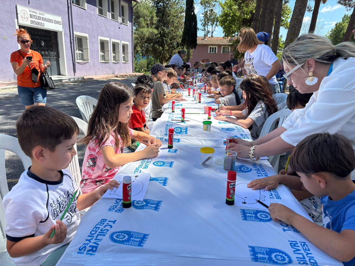 SilivriBel's tweet photo. Mahallemizde Çocuk Şenliği Coşkusu Büyükçavuşlu ve Beyciler Mahallelerindeydi! 🌈🎈

Bugün Büyükçavuşlu Mahallesi ve Beyciler Mahallesi’nde düzenlediğimiz Mahallemde Çocuk Şenliği’nde çocuklarımızla dopdolu ve eğlence dolu bir gün geçirdik.

Oyunlar, spor etkinlikleri, birbirinden keyifli atölyeler ve rengârenk aktivitelerle çocuklarımızın mutluluğuna ortak olduk. Mahallelerimizi çocukların neşesi ve kahkahaları sardı. 💙

Etkinliğimize katılan tüm çocuklarımıza, ailelerimize ve emeği geçen herkese teşekkür ederiz.

Bir sonraki mahallede yeniden buluşmak dileğiyle!